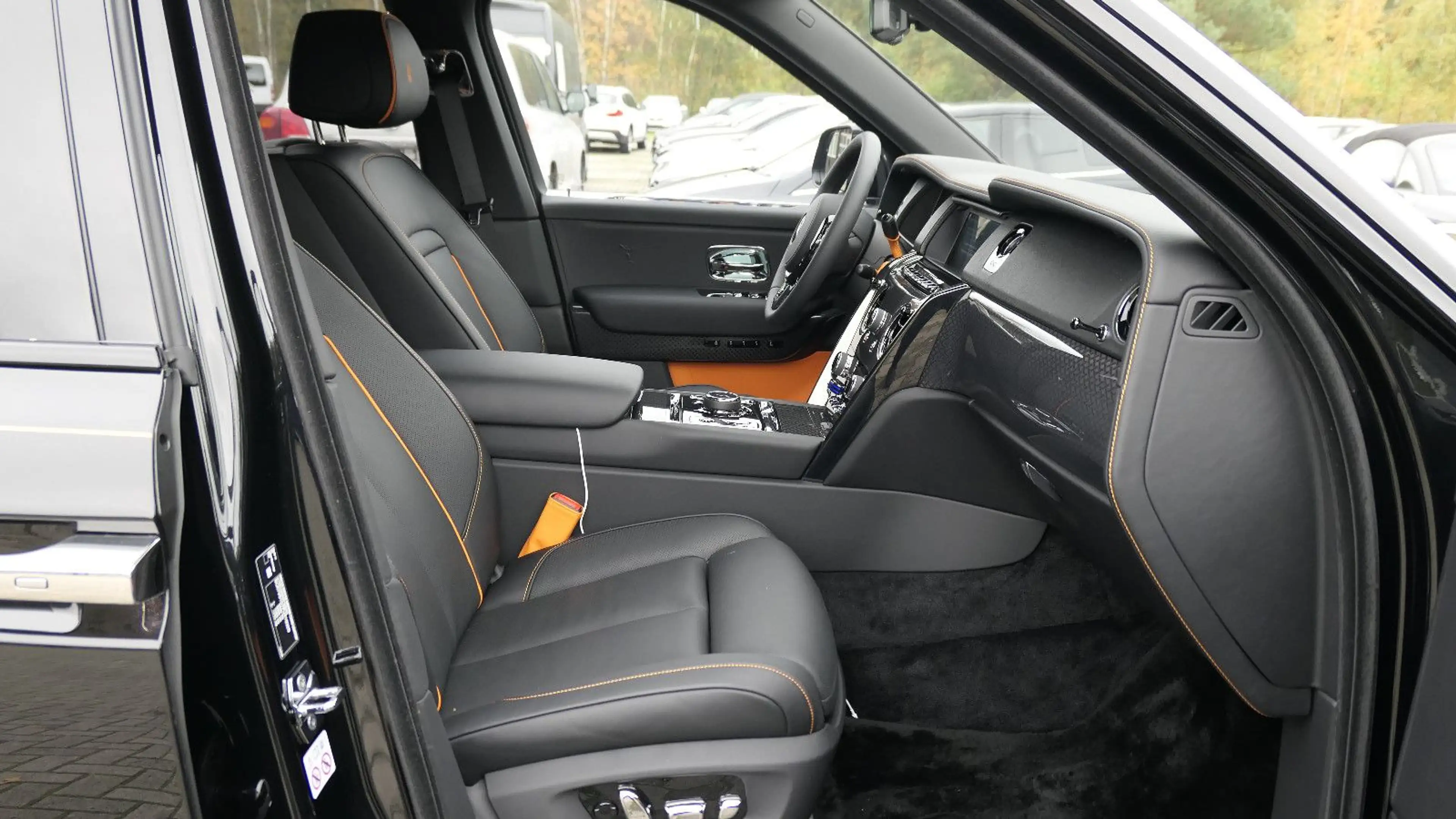Rolls-Royce Cullinan Black Badge Bespoke/Starlight/MY2023 — photo 11