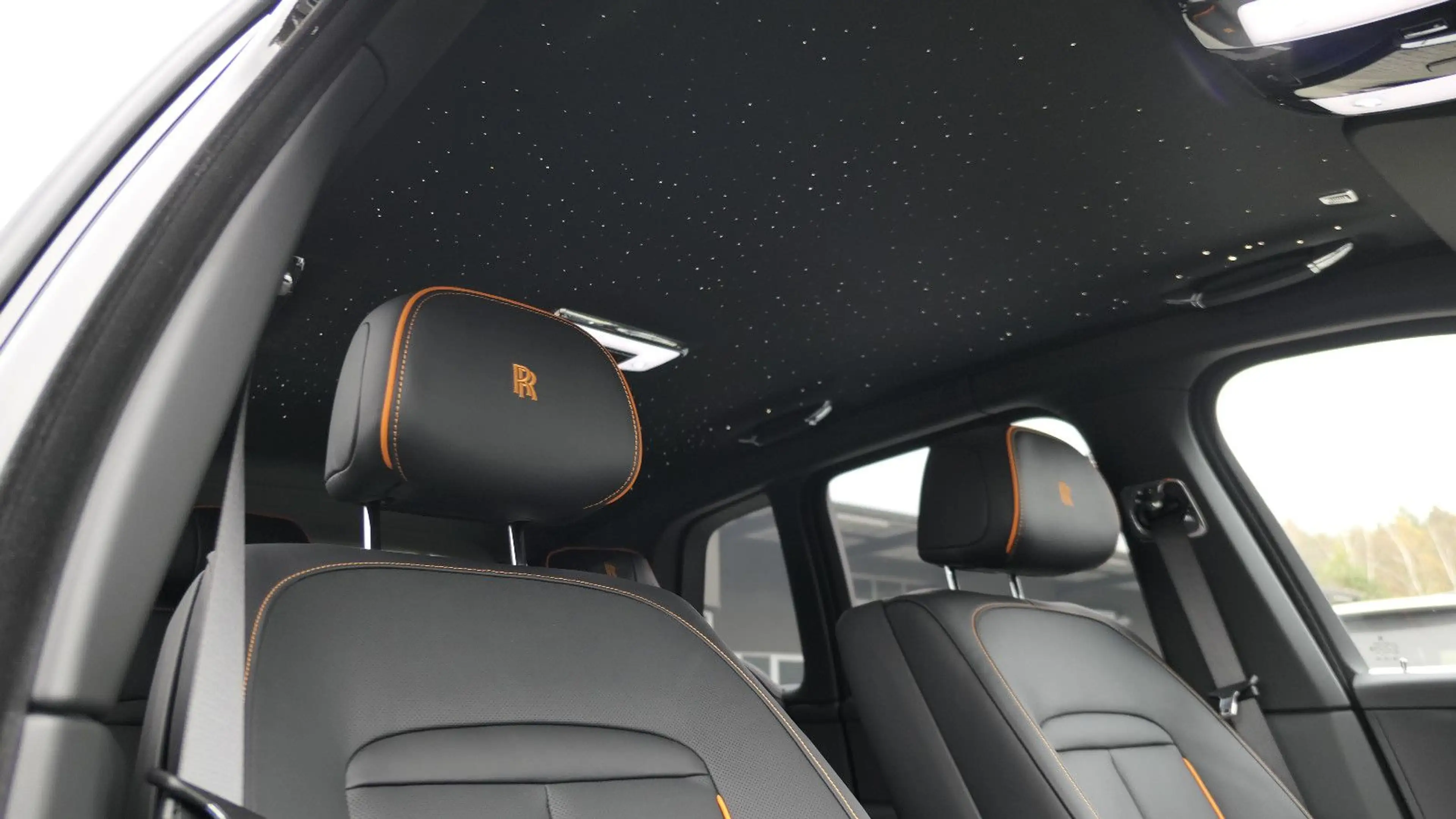 Rolls-Royce Cullinan Black Badge Bespoke/Starlight/MY2023 — photo 15