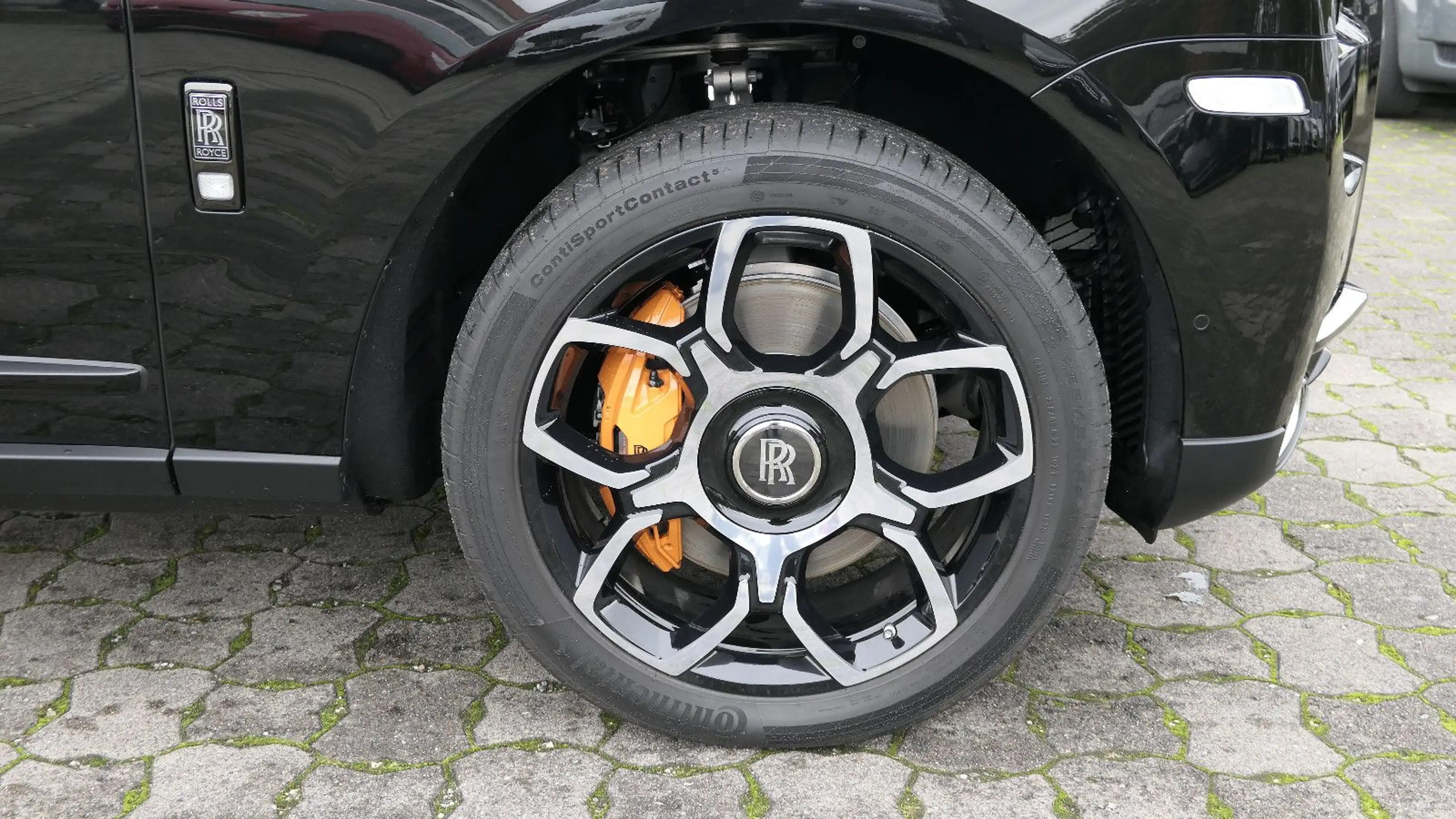 Rolls-Royce Cullinan Black Badge Bespoke/Starlight/MY2023 — photo 10