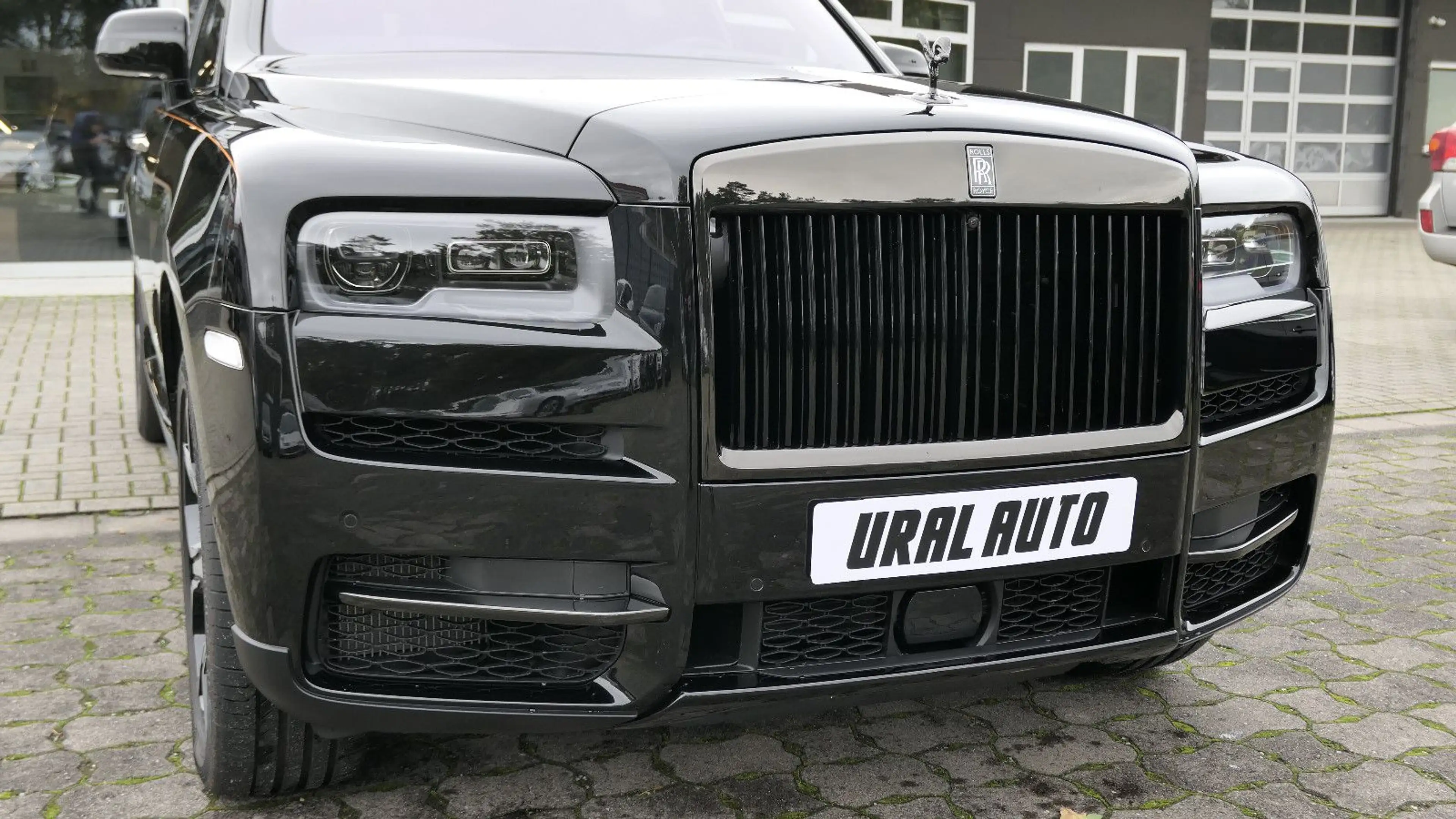 Rolls-Royce Cullinan Black Badge Bespoke/Starlight/MY2023 — photo 9