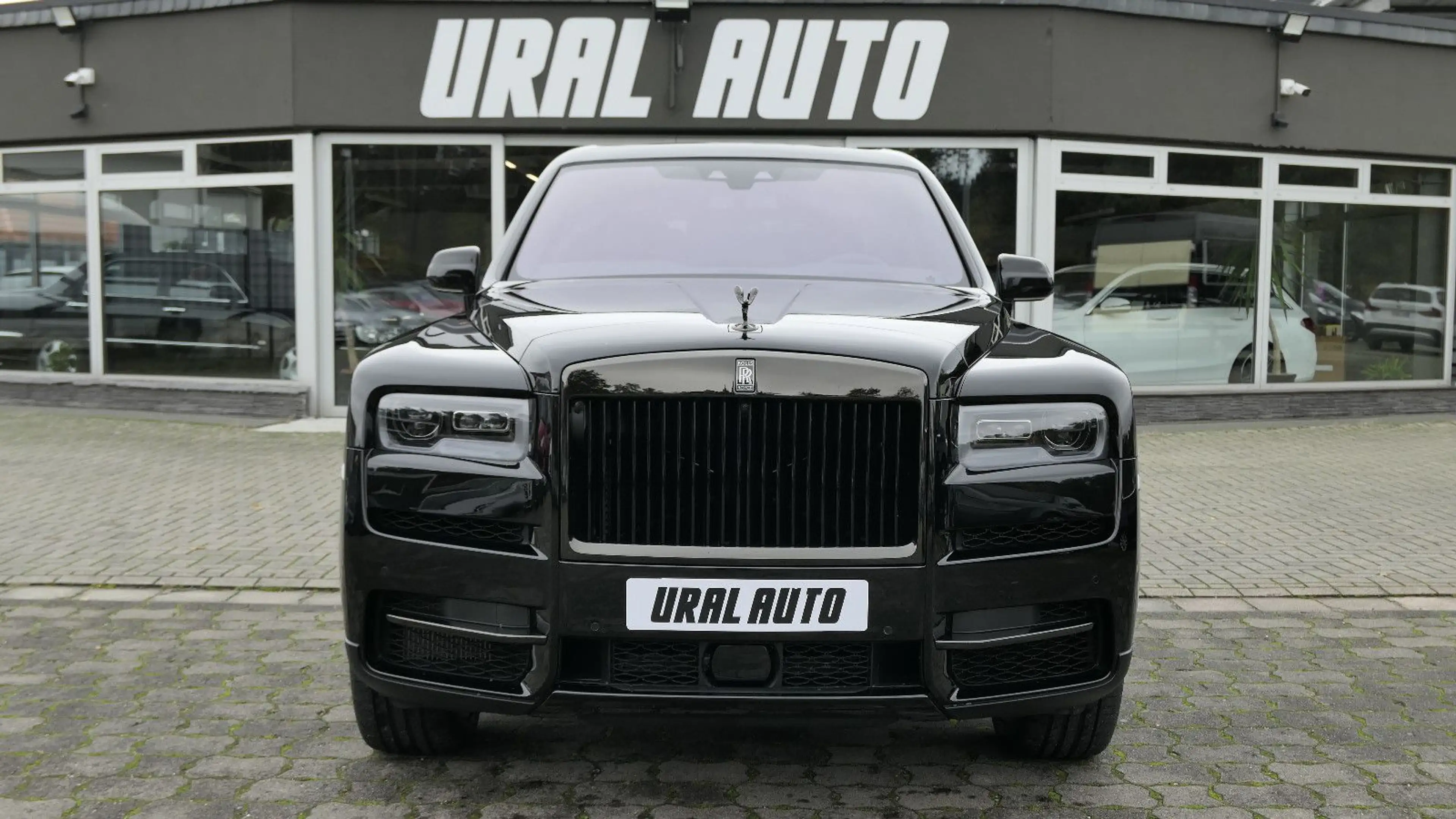 Rolls-Royce Cullinan Black Badge Bespoke/Starlight/MY2023 — photo 8