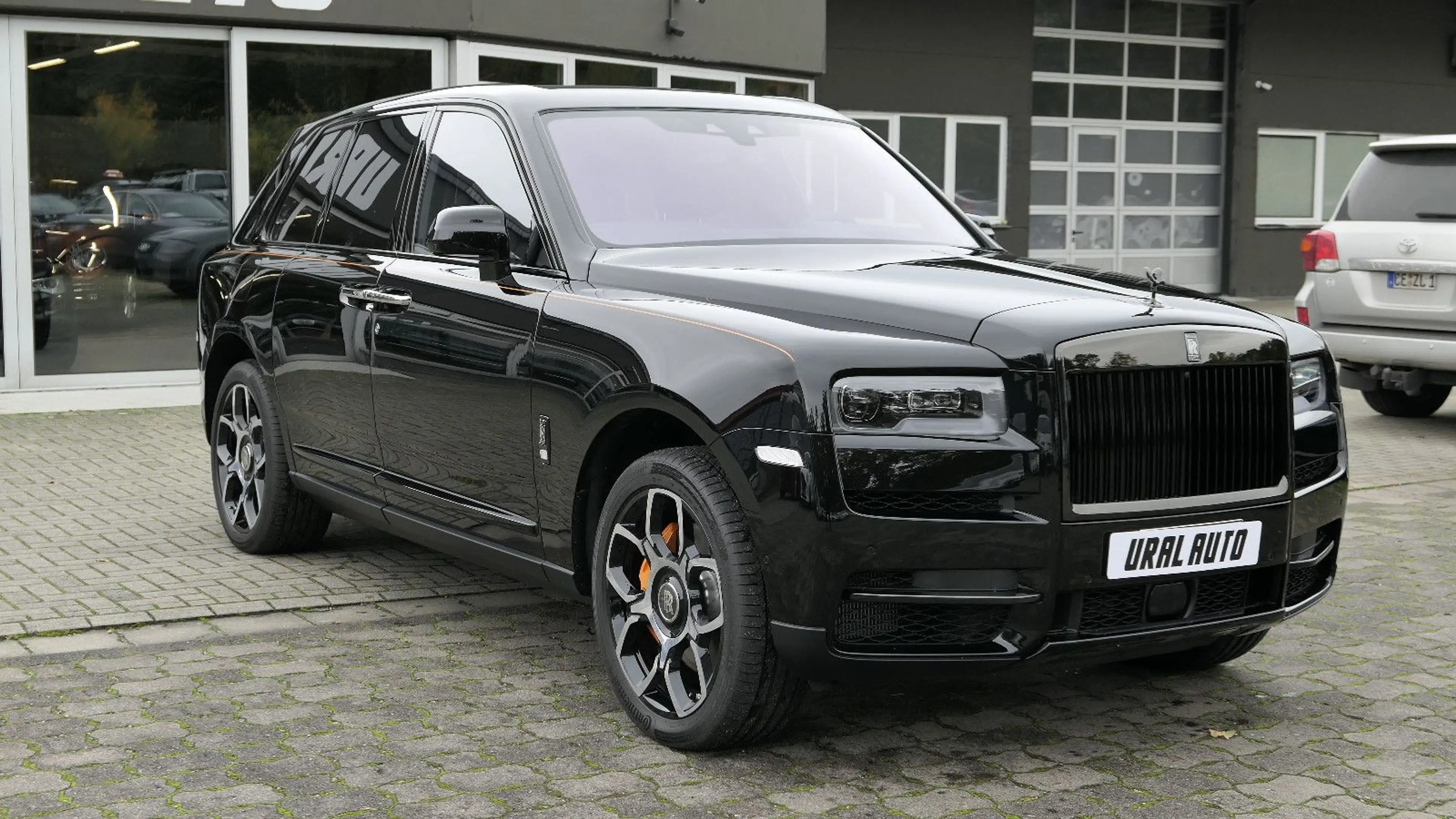 Rolls-Royce Cullinan Black Badge Bespoke/Starlight/MY2023 — photo 7