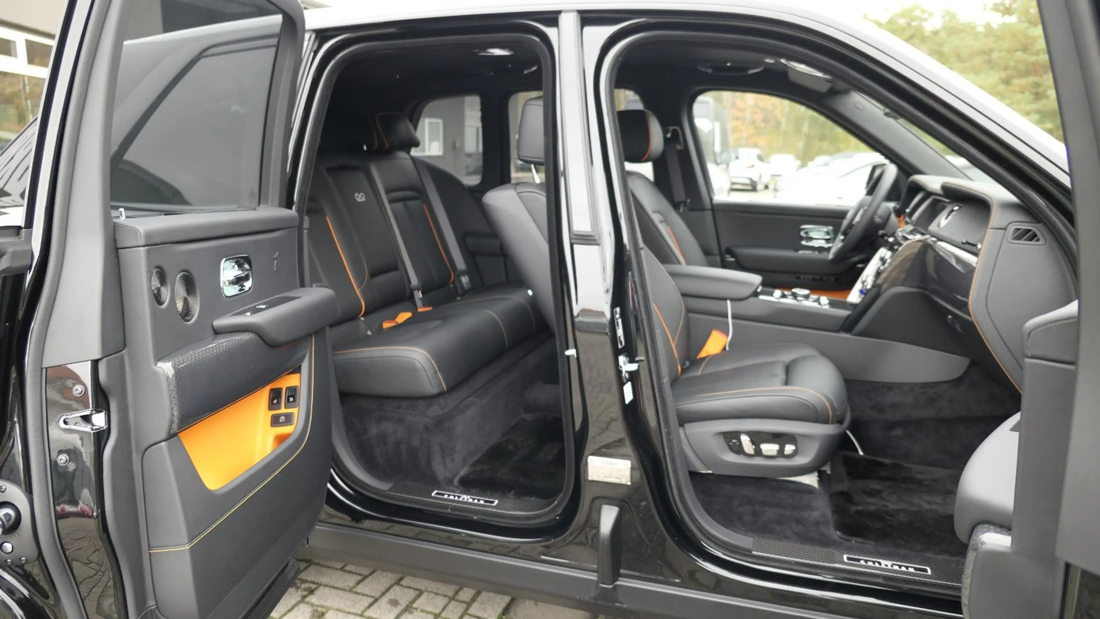 Rolls-Royce Cullinan Black Badge Bespoke/Starlight/MY2023 — photo 14