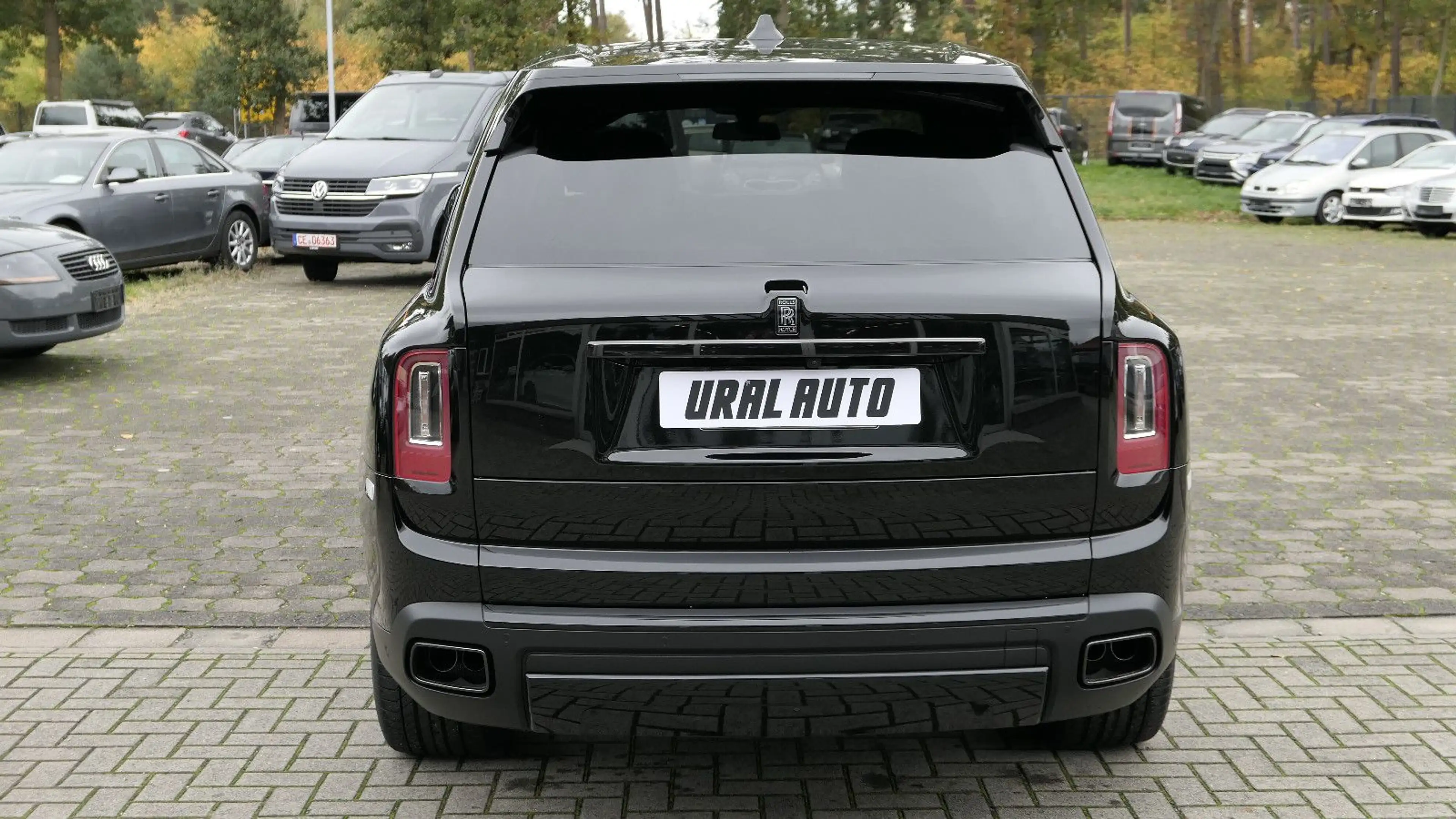 Rolls-Royce Cullinan Black Badge Bespoke/Starlight/MY2023 — photo 4