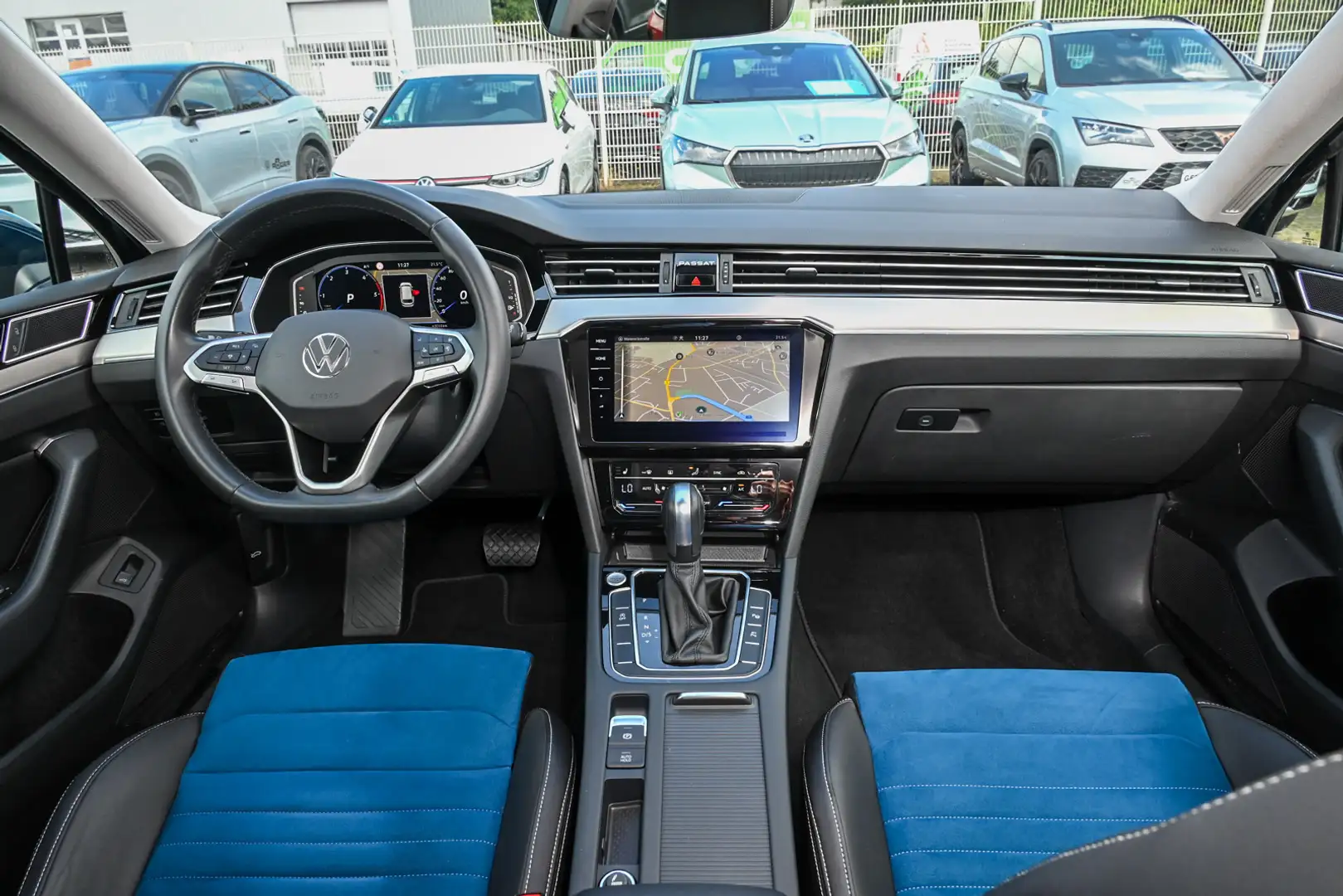 Volkswagen Passat Variant 2.0 TDI Elegance 360°Kam AHK LM18 Blauw - 2