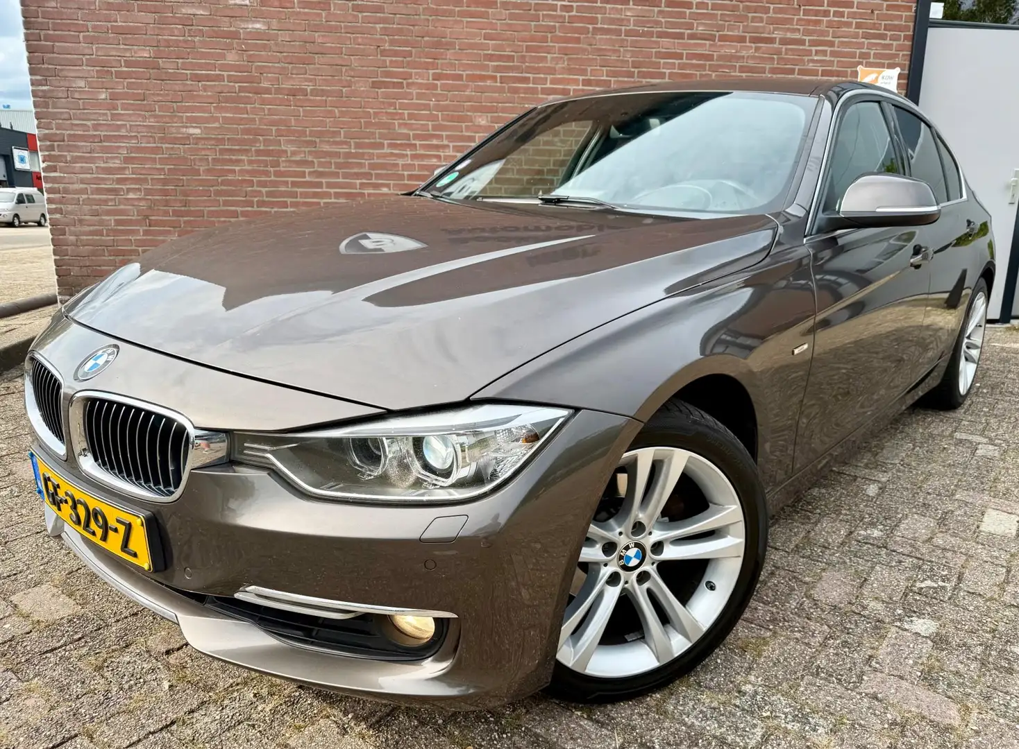 BMW 320 3-serie 320i Luxury, Nwe Distributieketting (NL-au Bruin - 2