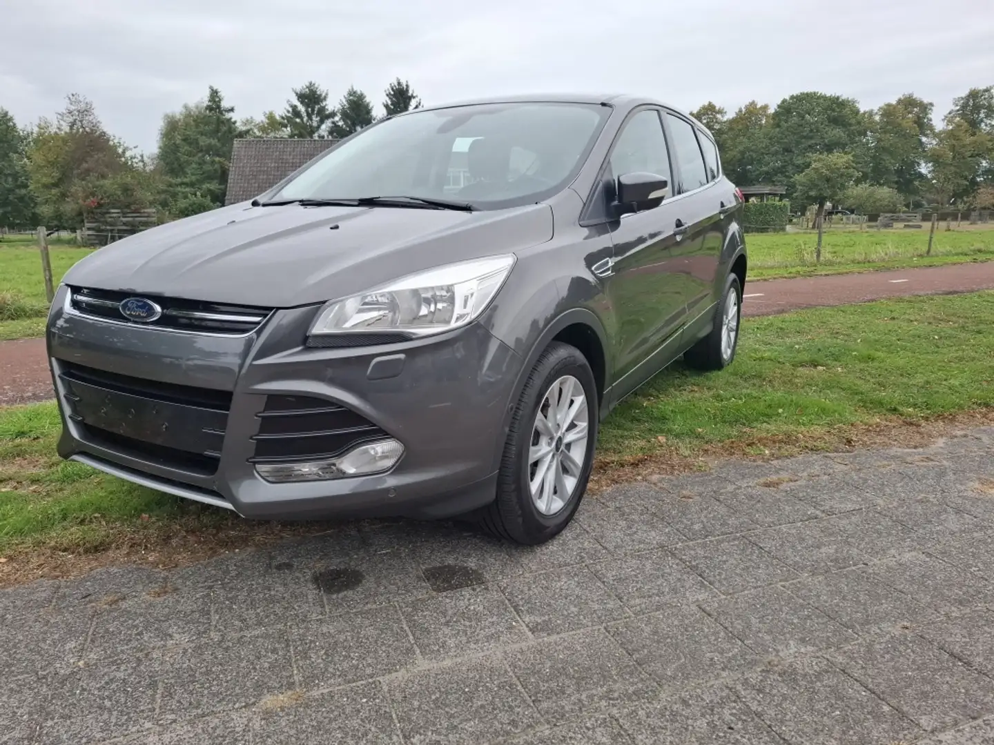 Ford Kuga 1.5 Titanium Gris - 1