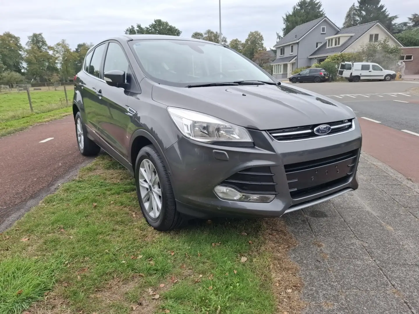 Ford Kuga 1.5 Titanium Gris - 2