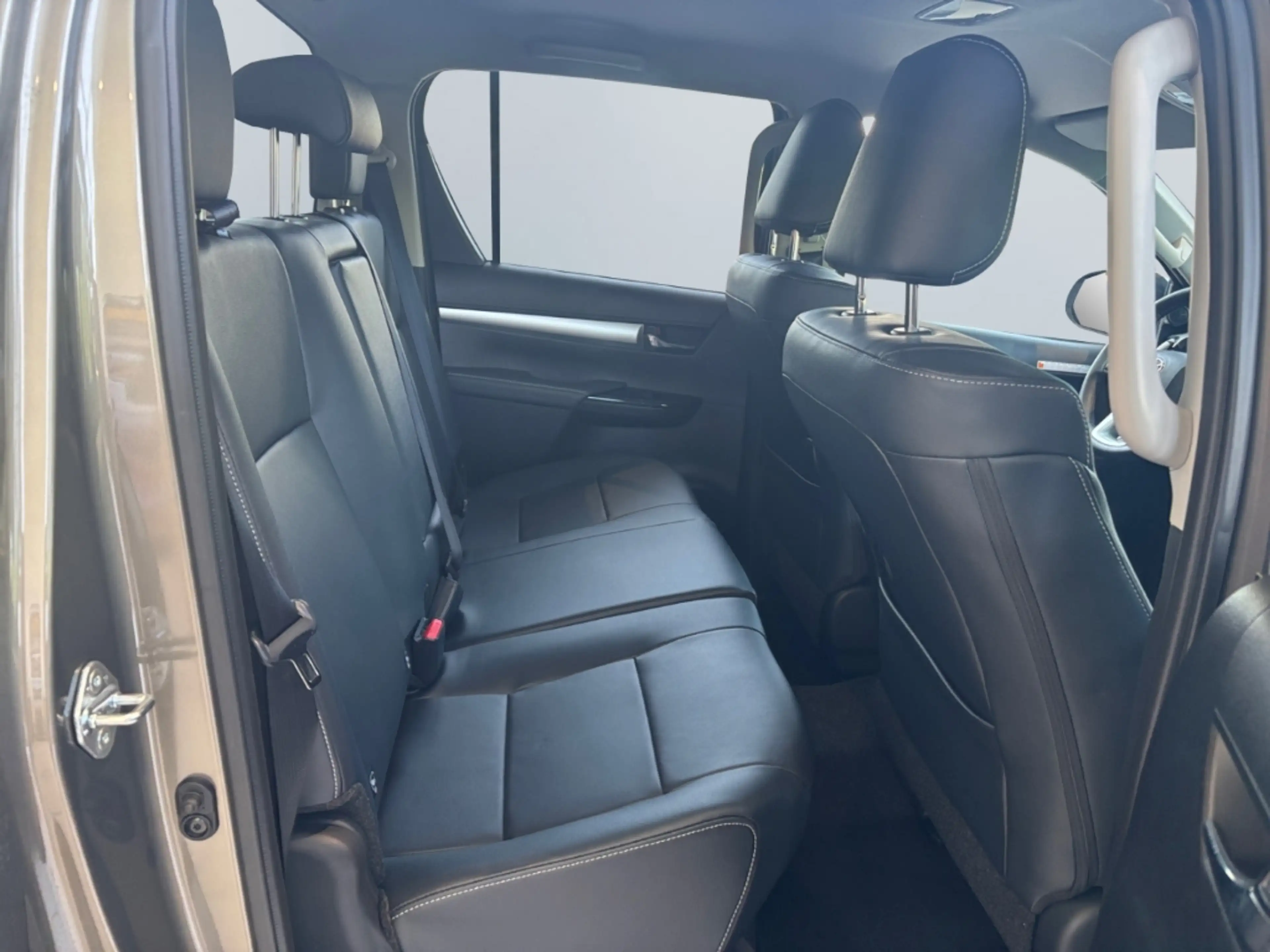 Toyota Hilux Double Cab Executive 4x4 *LED *PDC *SHZ* — photo 15