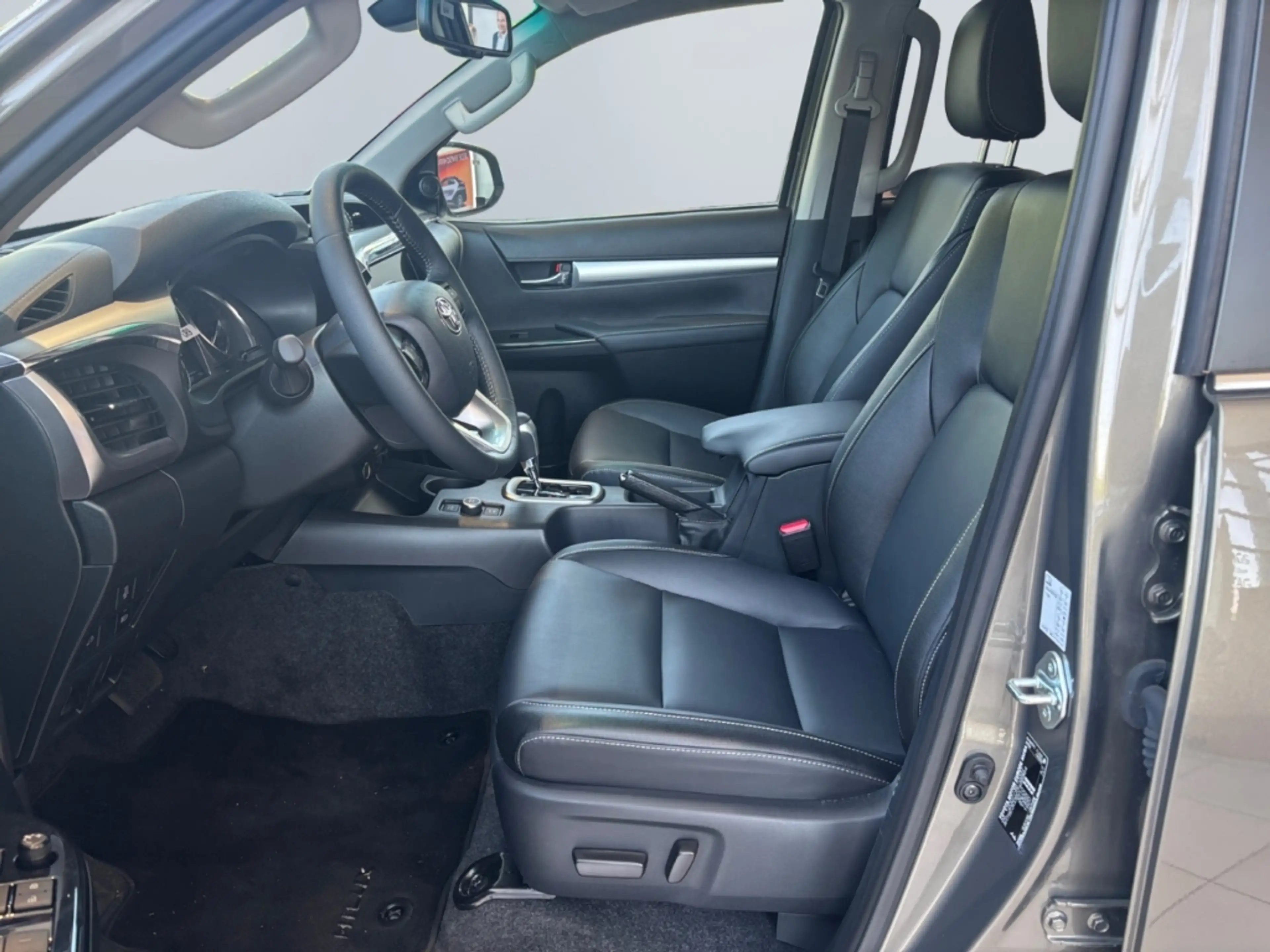 Toyota Hilux Double Cab Executive 4x4 *LED *PDC *SHZ* — photo 10