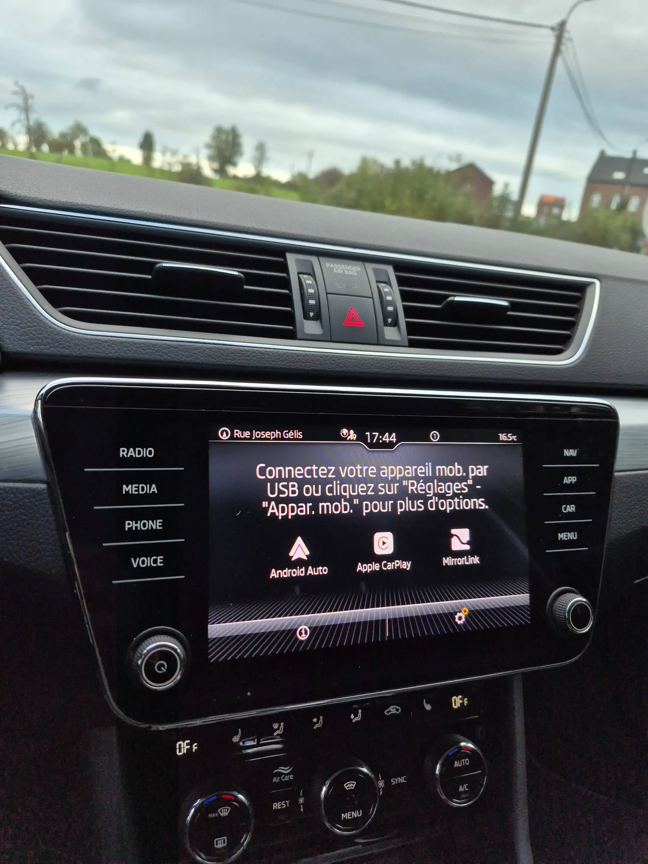 Skoda Superb Superb Combi 2.0 CR TDi Ambition DSG — photo 11