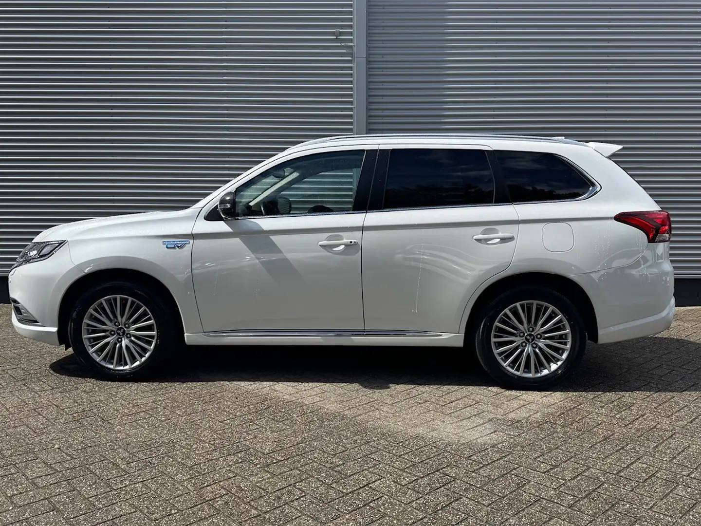Mitsubishi Outlander 2.4 PHEV 240pk 4WD Aut Intense+ | Schuif/Kanteldak Blanc - 2
