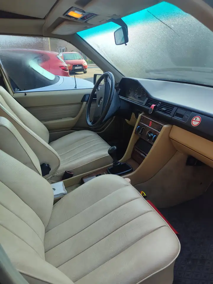 Mercedes-Benz 260 w 124, foto 3