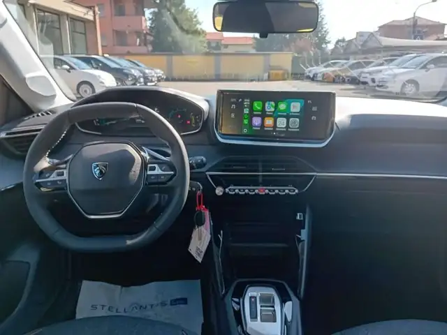 Peugeot 208 view 11