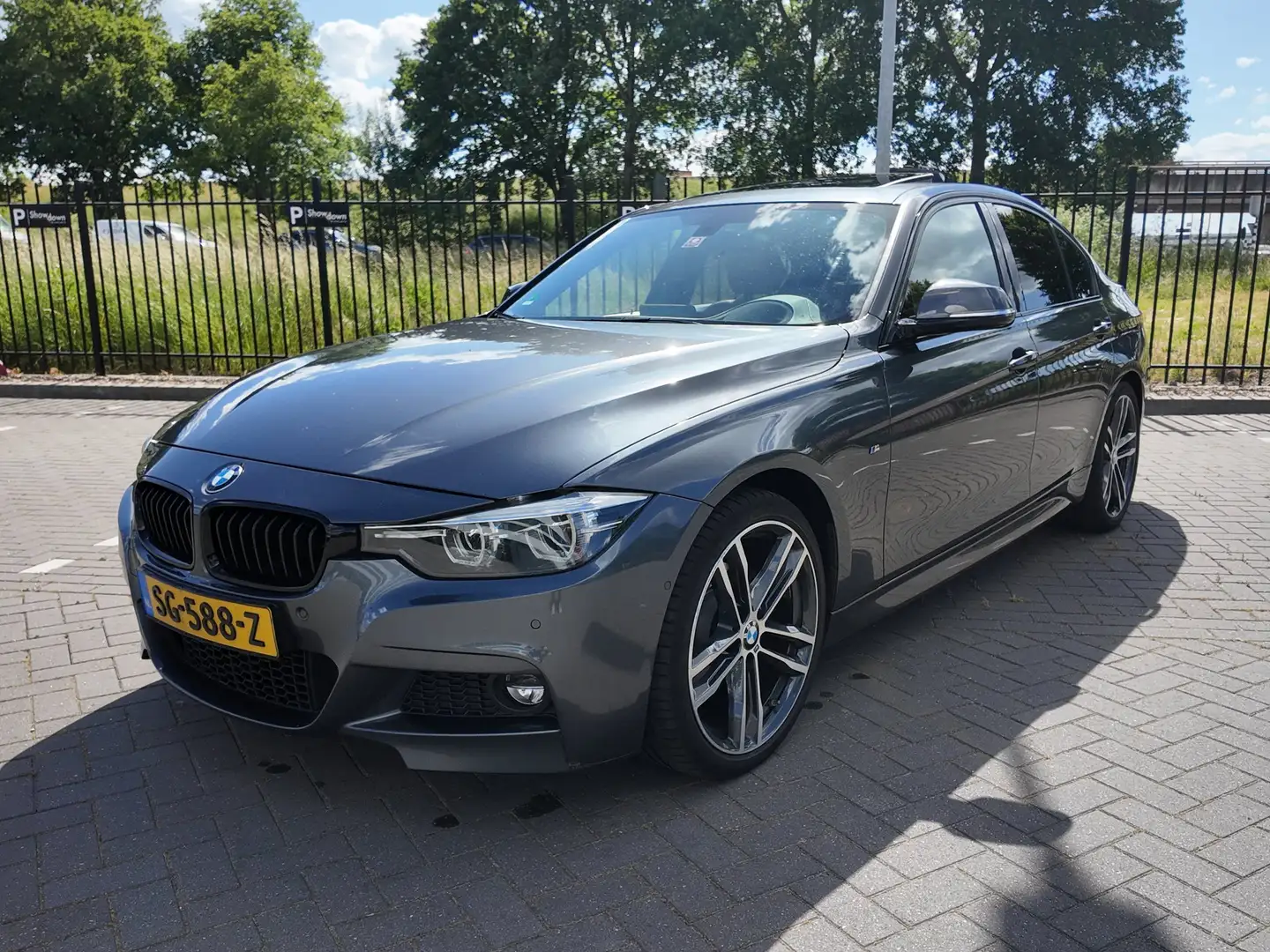 BMW 320 320i Edition M Sport Shadow Executive Grijs - 2