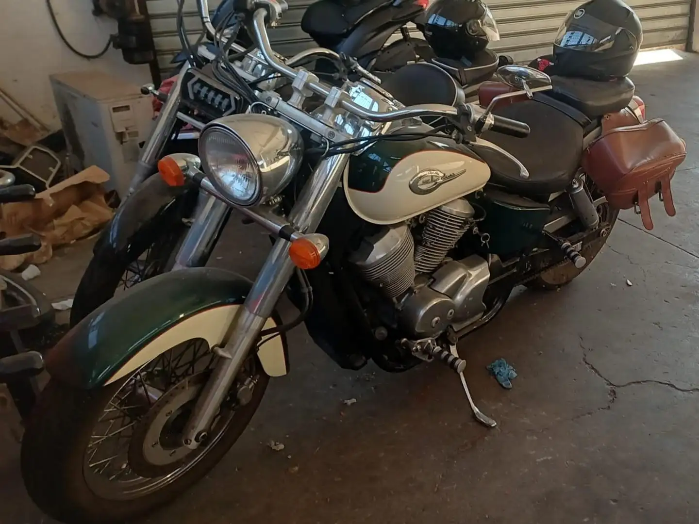 Honda Shadow 750 Blanco - 1