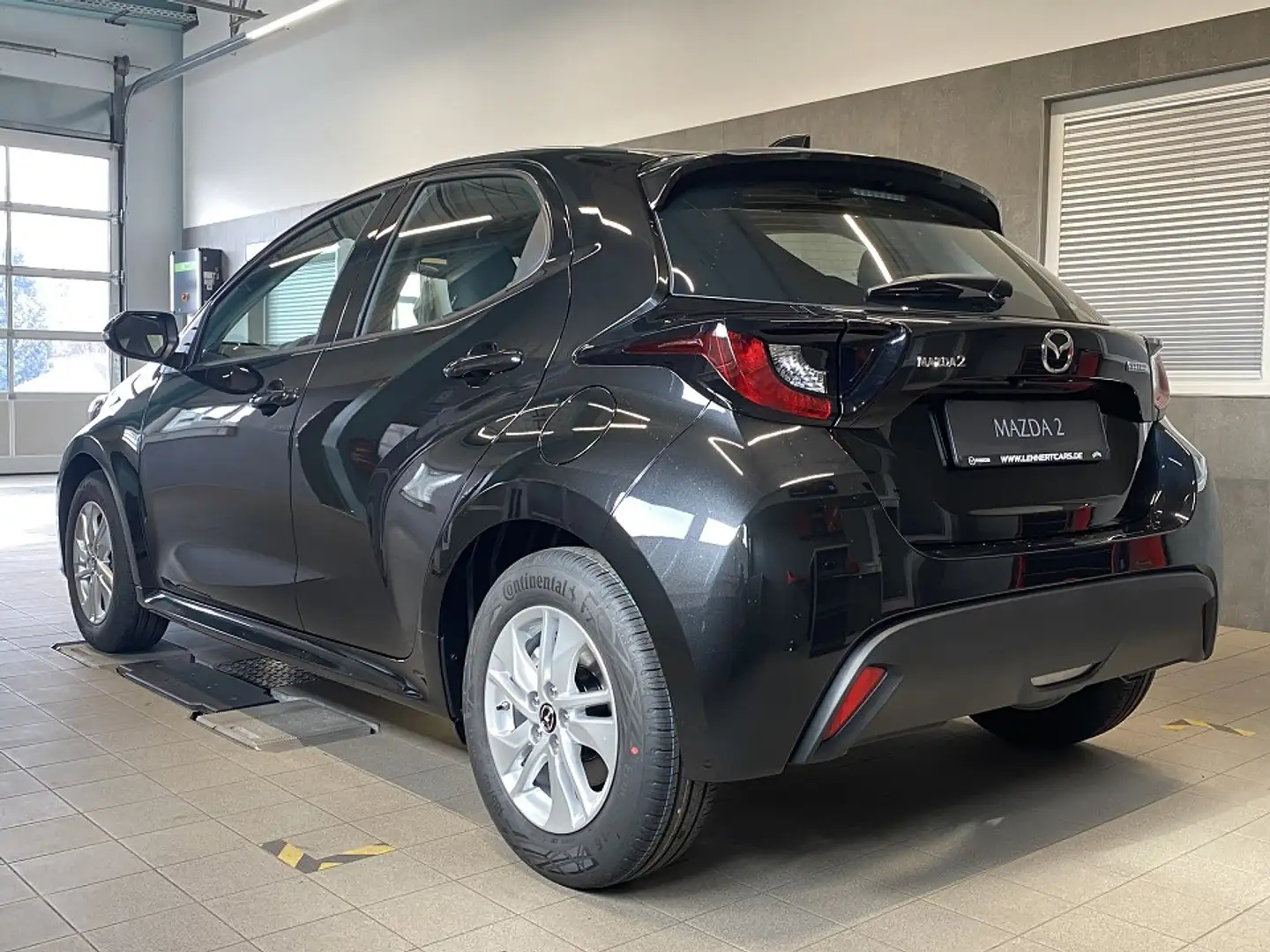 Mazda 2 Hybrid 2024 5HB 1.5L VVT-i 116 PS e-CVT FWD CENTRE Schwarz - 2