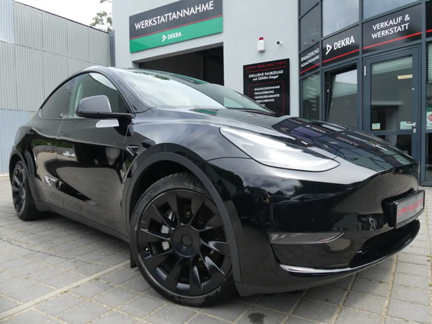 Tesla Model Y Long Range Dual AWD PANO/WÄRMEPUMPE/4xSHZ Schwarz - 1