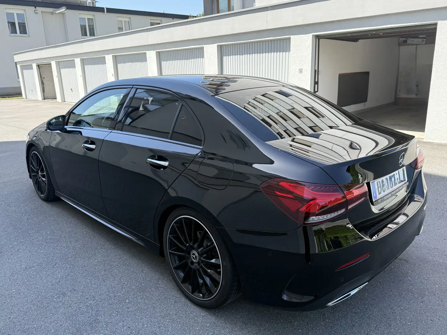 Mercedes-Benz A 200 A200d Aut. *AMG Line Schwarz - 2