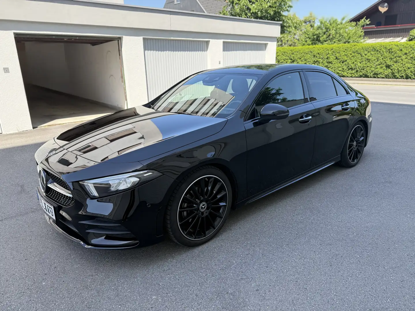 Mercedes-Benz A 200 A200d Aut. *AMG Line Schwarz - 1
