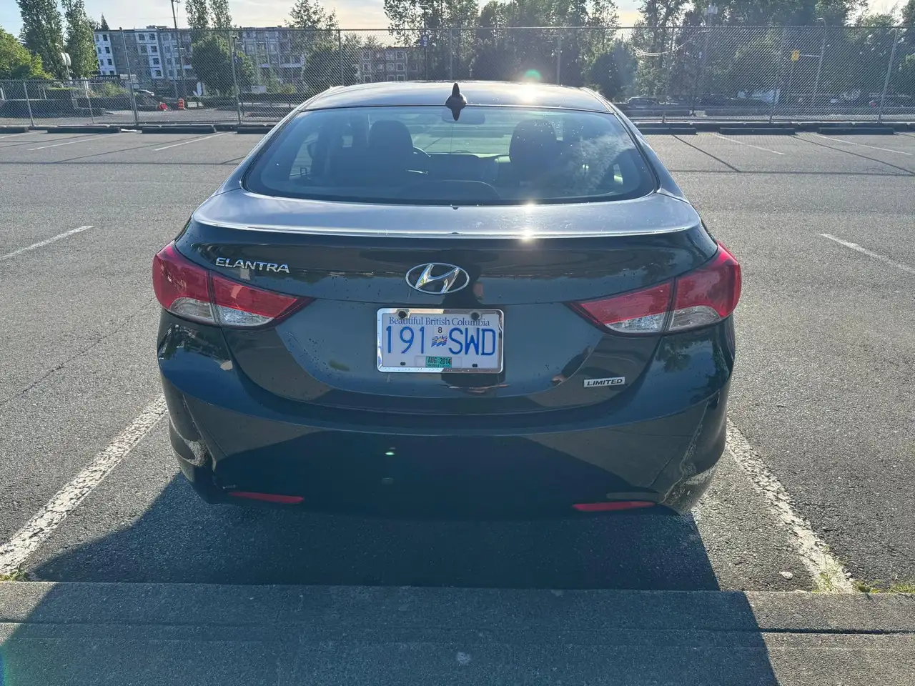 Hyundai ELANTRA photo Hyundai ELANTRA