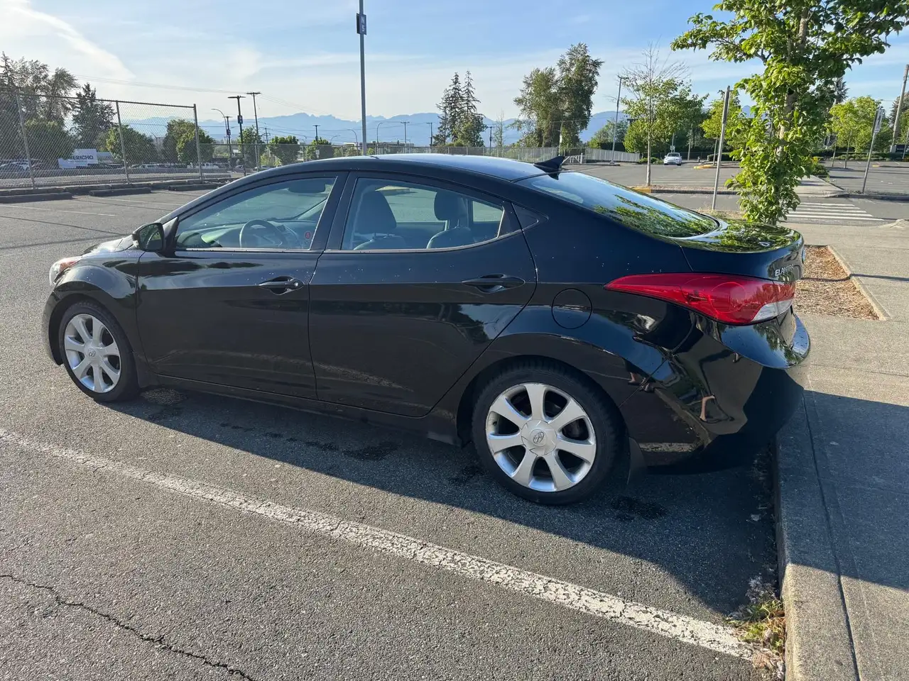 Hyundai ELANTRA photo Hyundai ELANTRA