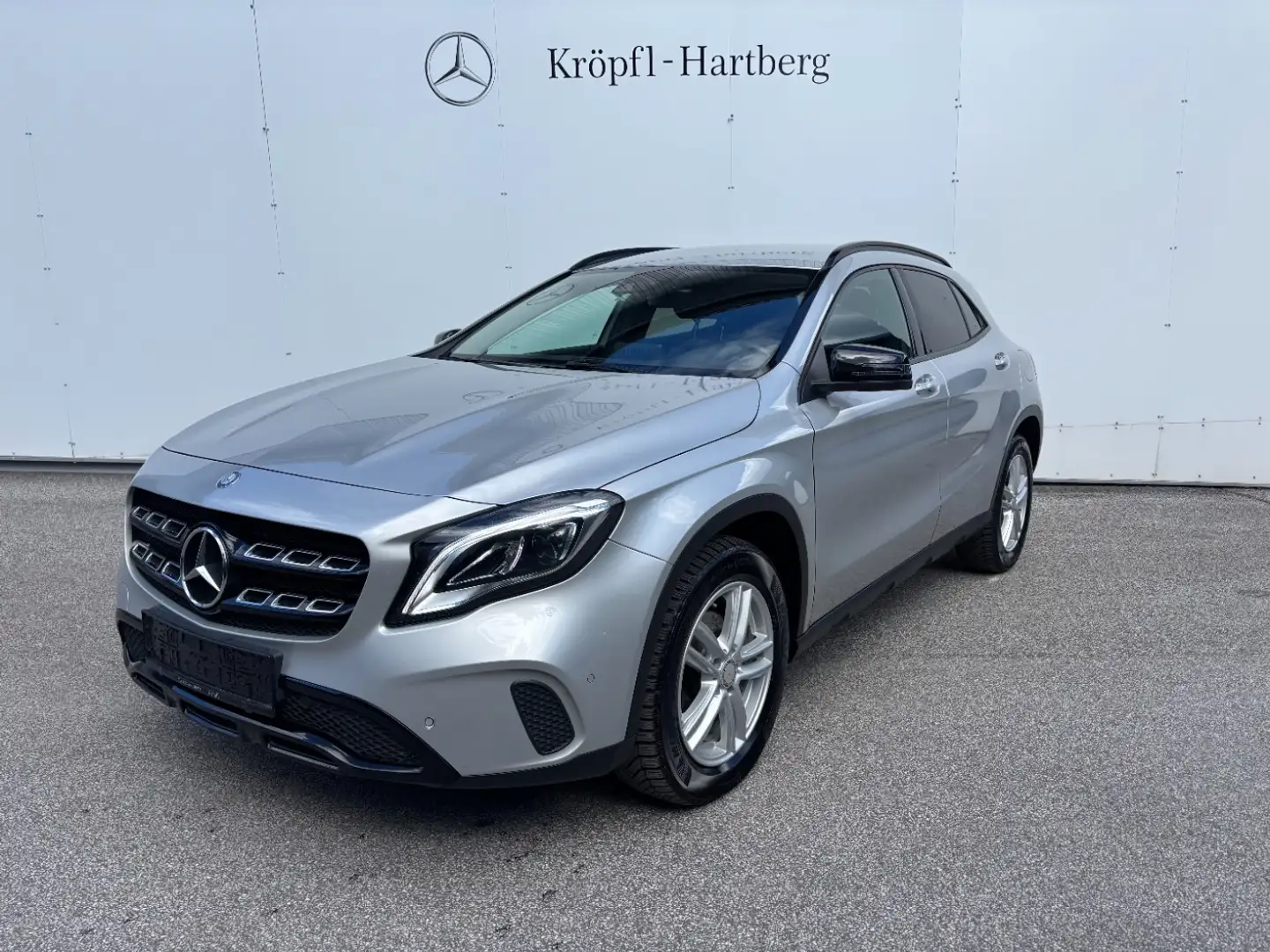 Mercedes-Benz GLA 180 d Style Night RKam KeyGo Shz LED Ambi Ezüst - 2