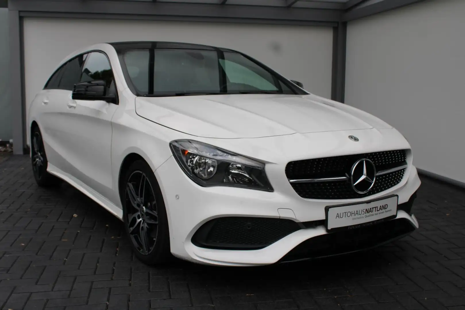 Mercedes-Benz CLA 220 4Matic Shooting Brake AMG Line Pano Weiß - 2