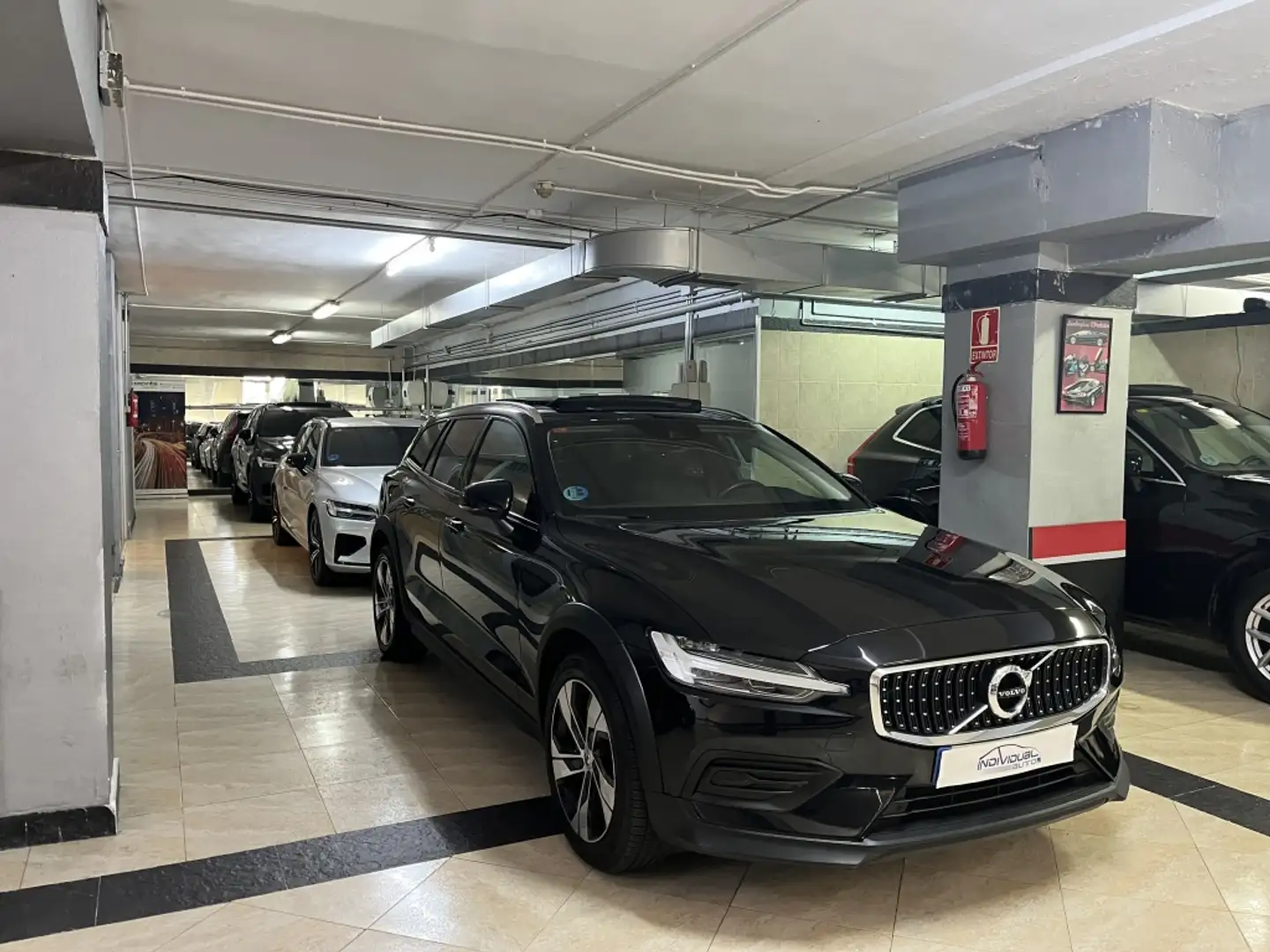Volvo V60 Cross Country B4 Pro AWD Aut. Zwart - 1