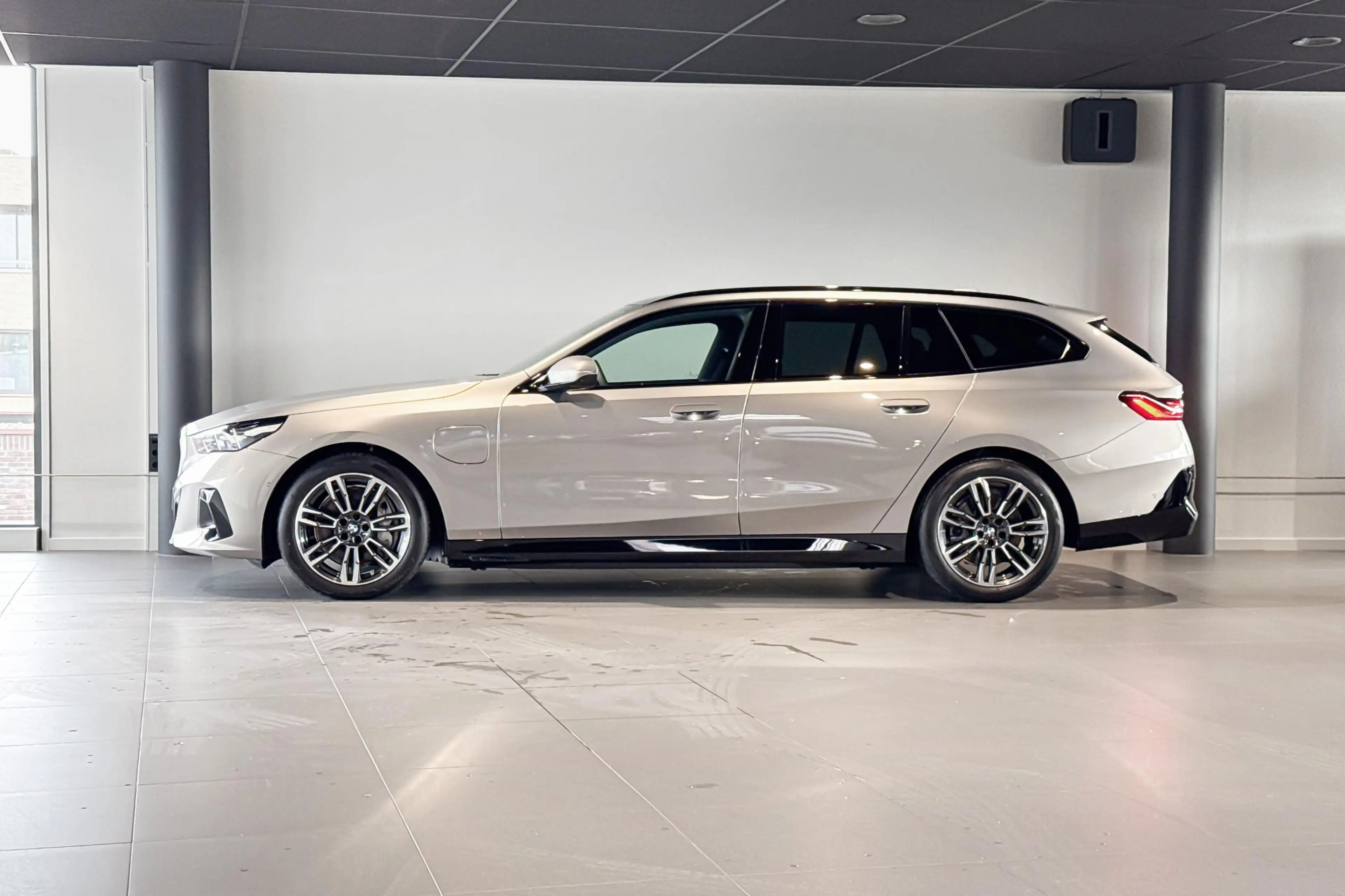 BMW 550 5 Serie Touring 550e xDrive | M Sport | Glazen Pan — photo 2