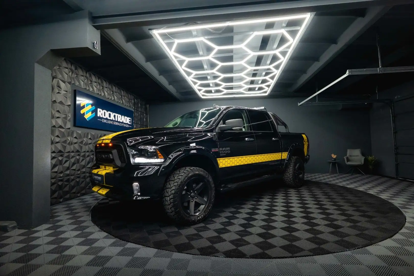 Dodge RAM 5.7 V8 HEMI 4x4 OFFROAD Night Bumblebee 19% Schwarz - 1