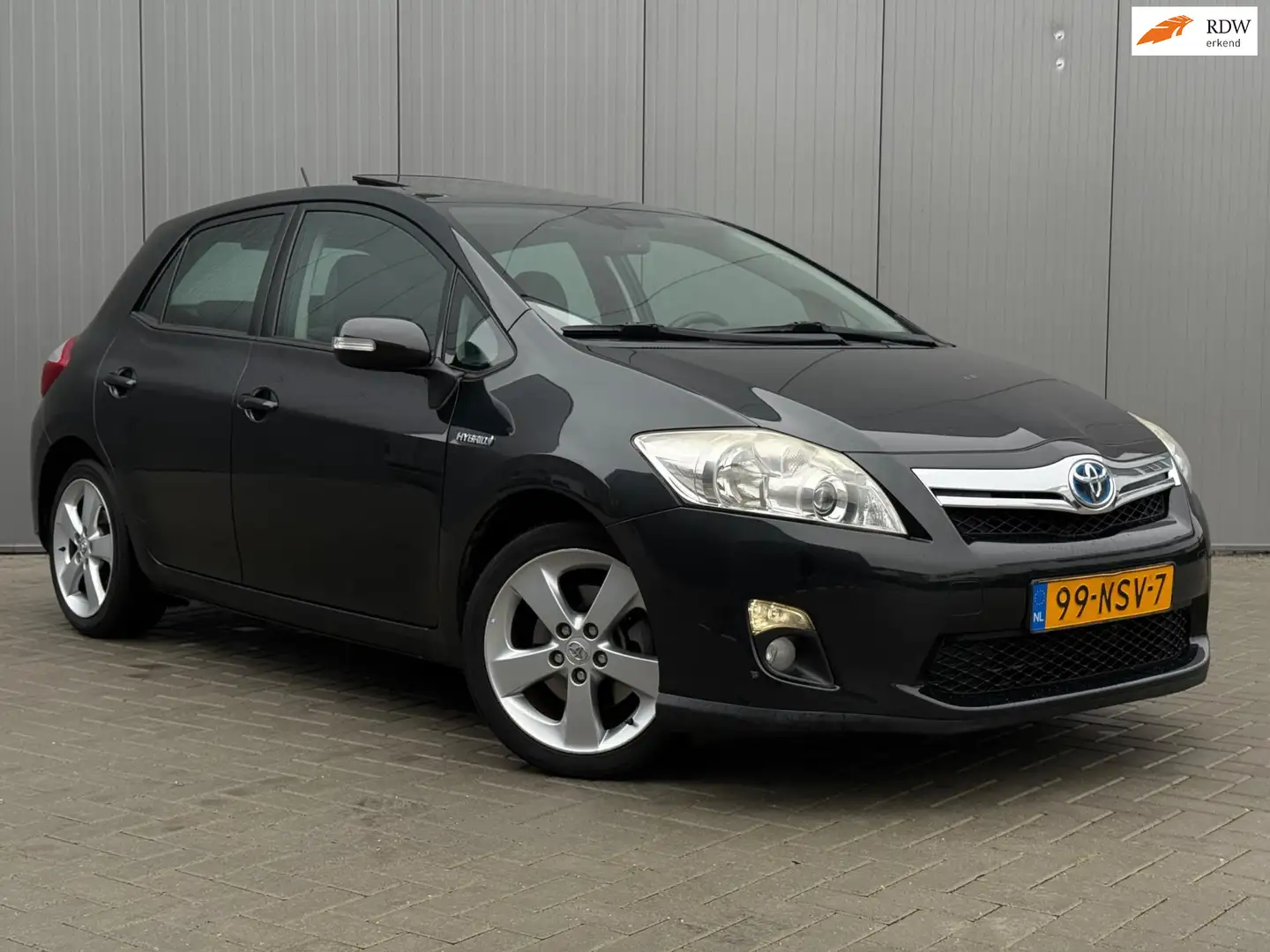 Toyota Auris 1.8 Full Hybrid Executive DAK NAVI DEALER ONDERHOU Zwart - 1