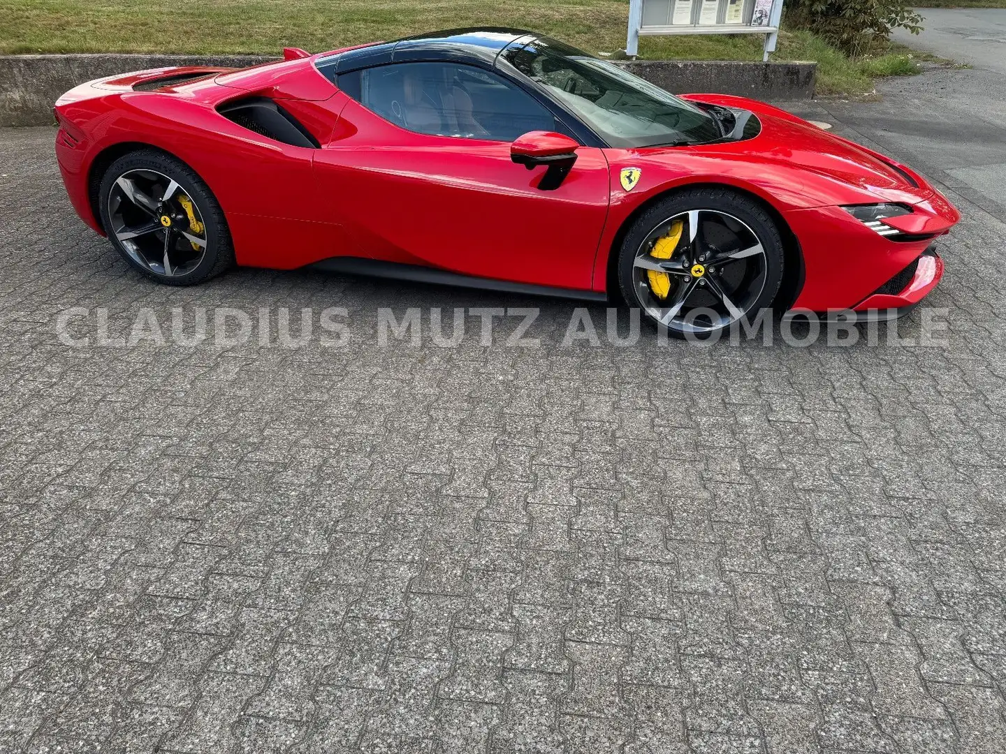 Ferrari SF90 Spider rosso corsa / cuoio° CARBON ° LIFT Rouge - 2
