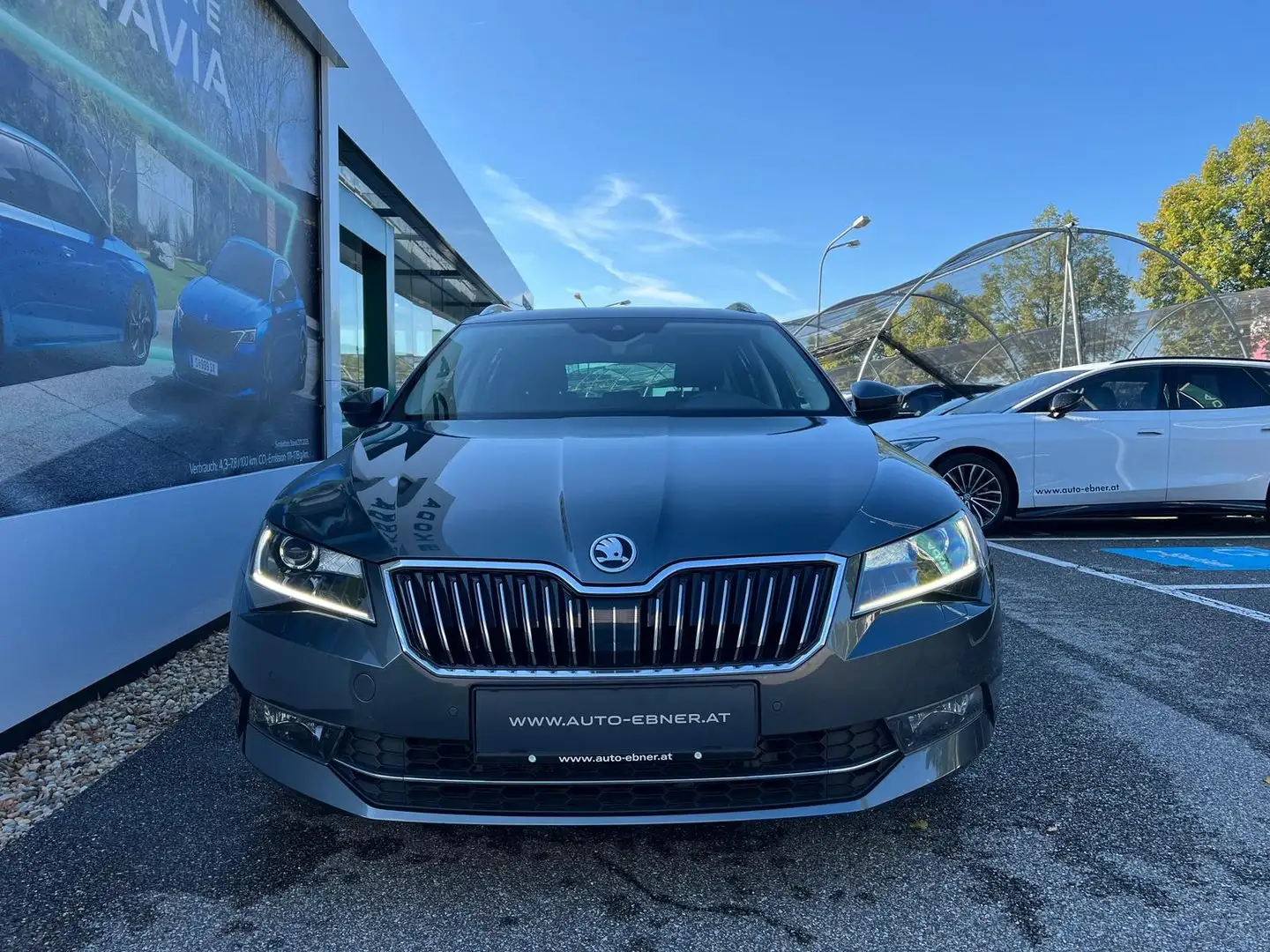 Skoda Superb Style TDI SCR DSG Grau - 2