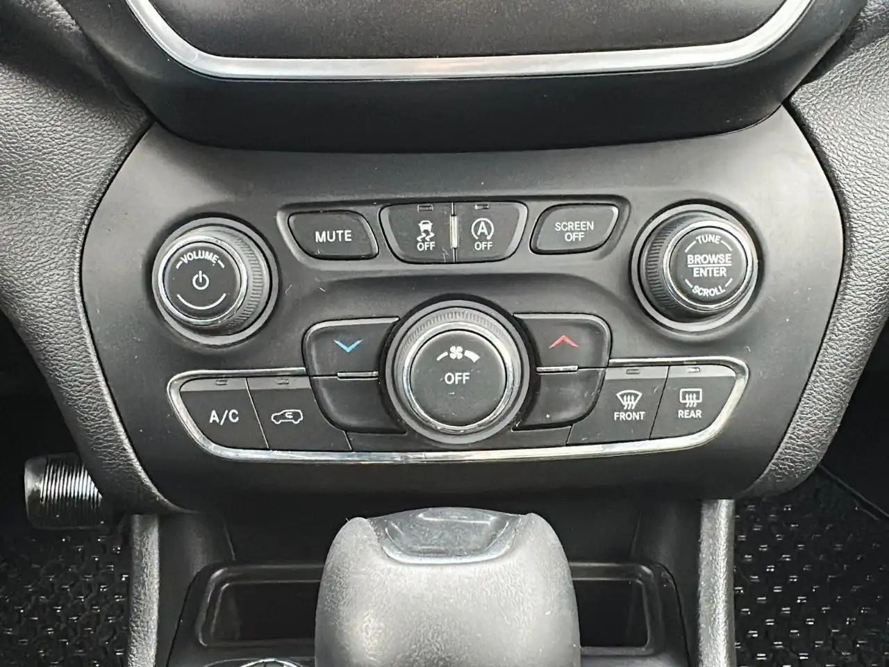 Jeep Cherokee снимка Jeep Cherokee