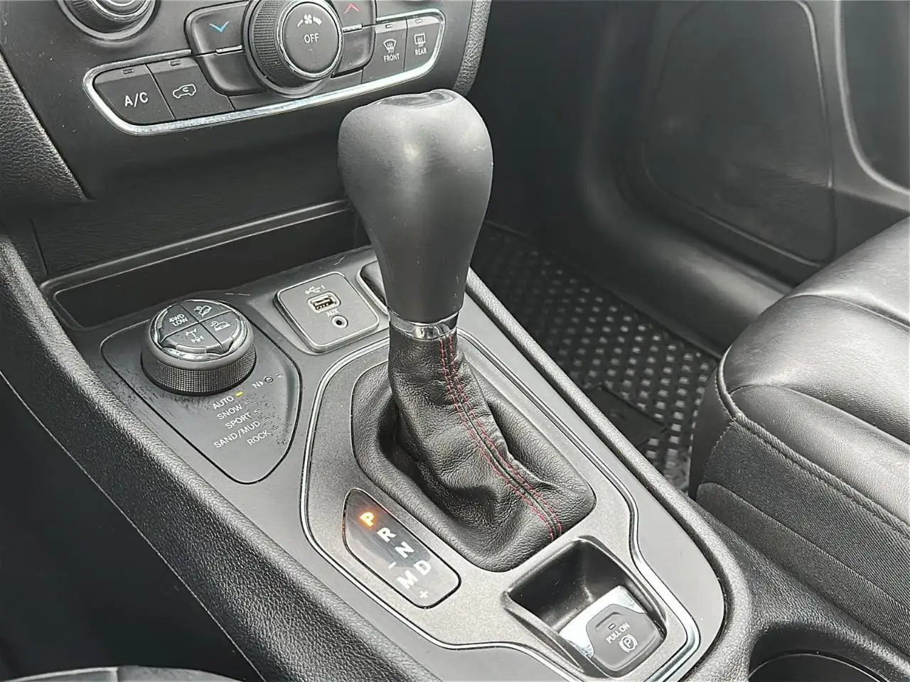 Jeep Cherokee снимка Jeep Cherokee