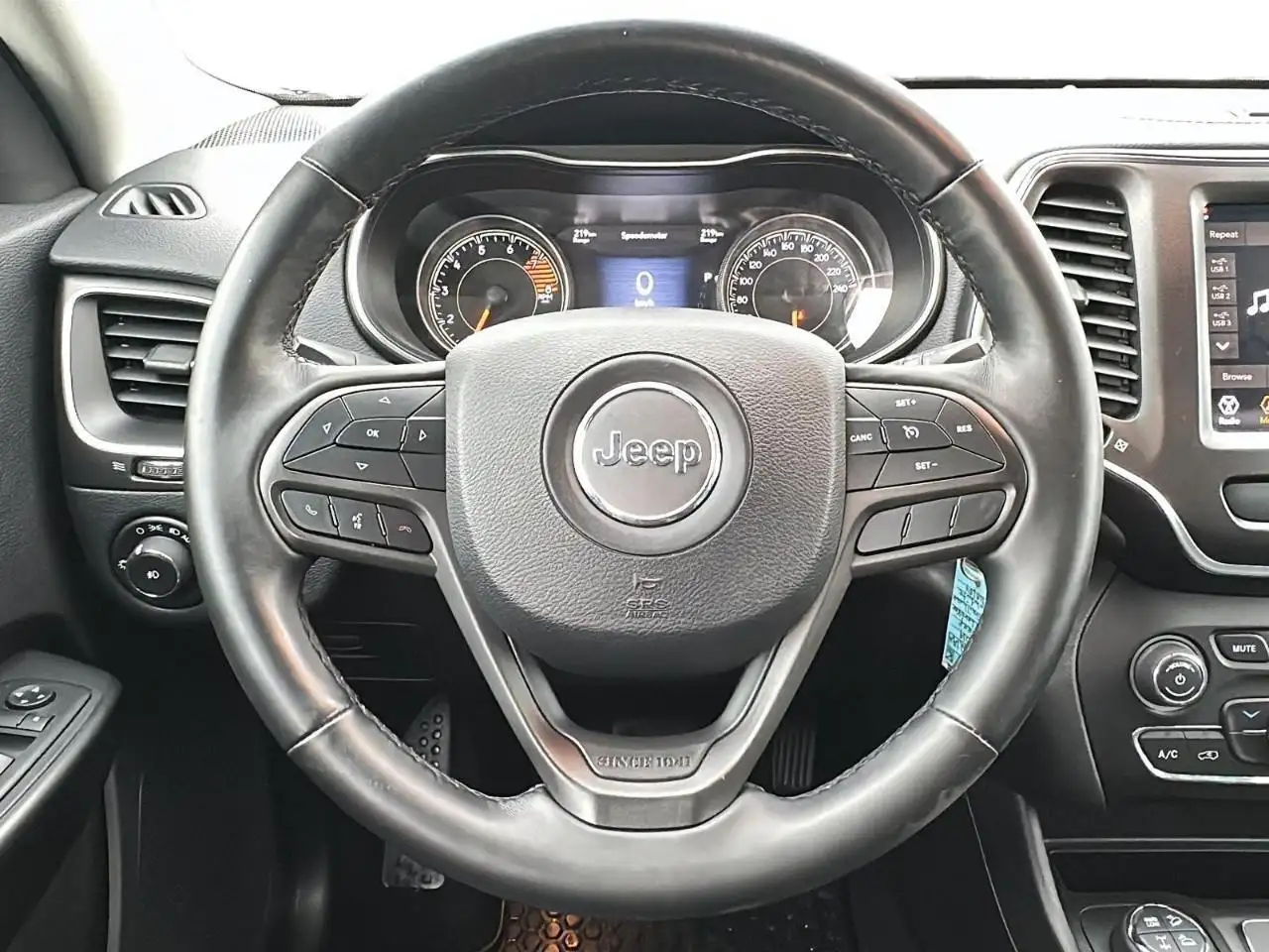 Jeep Cherokee снимка Jeep Cherokee