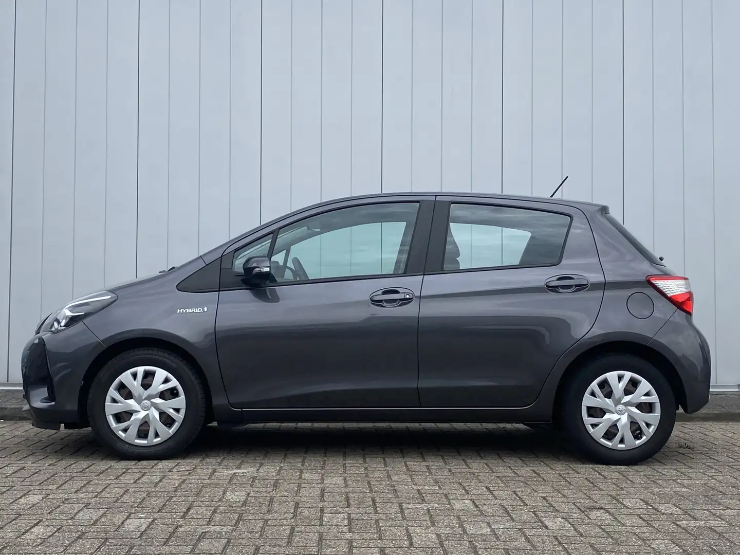 Toyota Yaris 1.5 Hybrid Energy NL Auto Dealer Onderhouden Navi Grijs - 2
