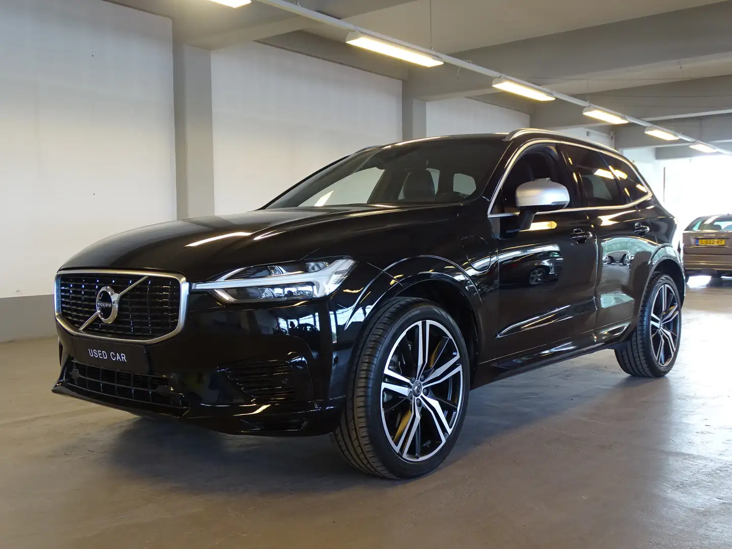 Volvo XC60 2.0 T8 Twin Engine AWD R-Design Zwart - 2