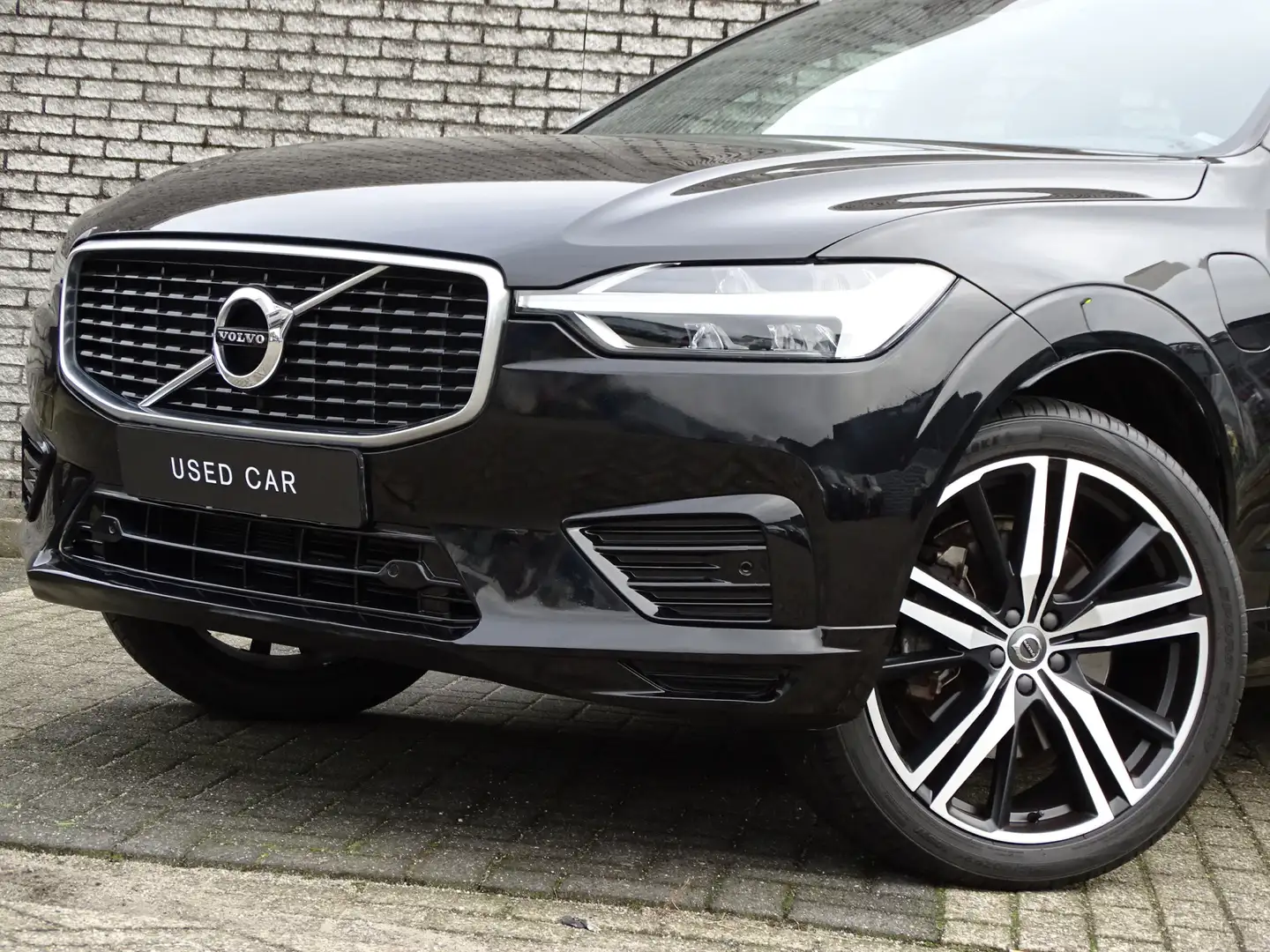Volvo XC60 2.0 T8 Twin Engine AWD R-Design Volledig Vloten on Noir - 2