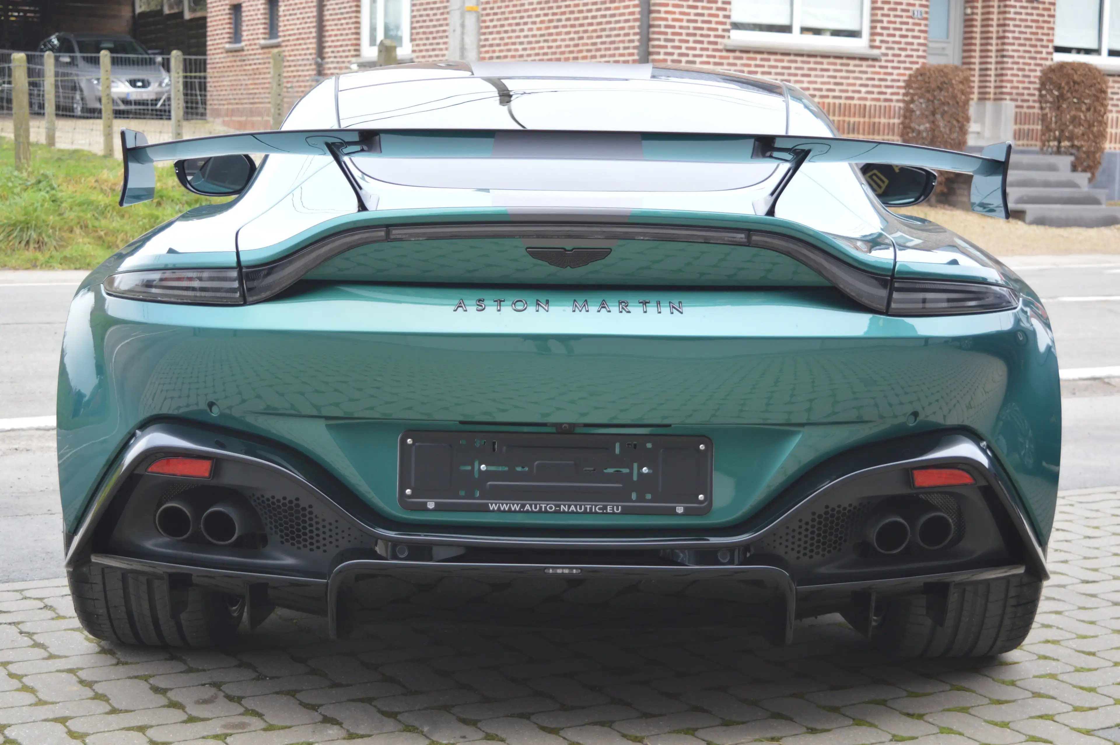 Aston Martin V8 New Vantage coupé F1 edition 22.000 km - Carbon — photo 4