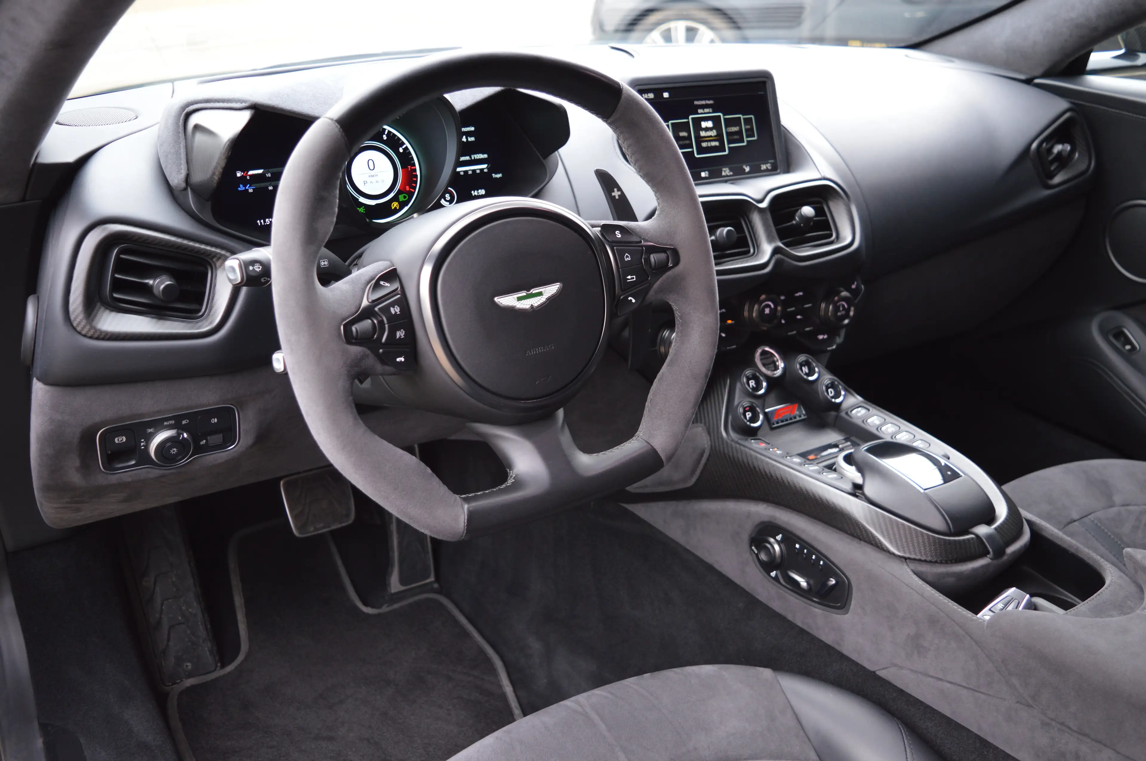 Aston Martin V8 New Vantage coupé F1 edition 22.000 km - Carbon — photo 12