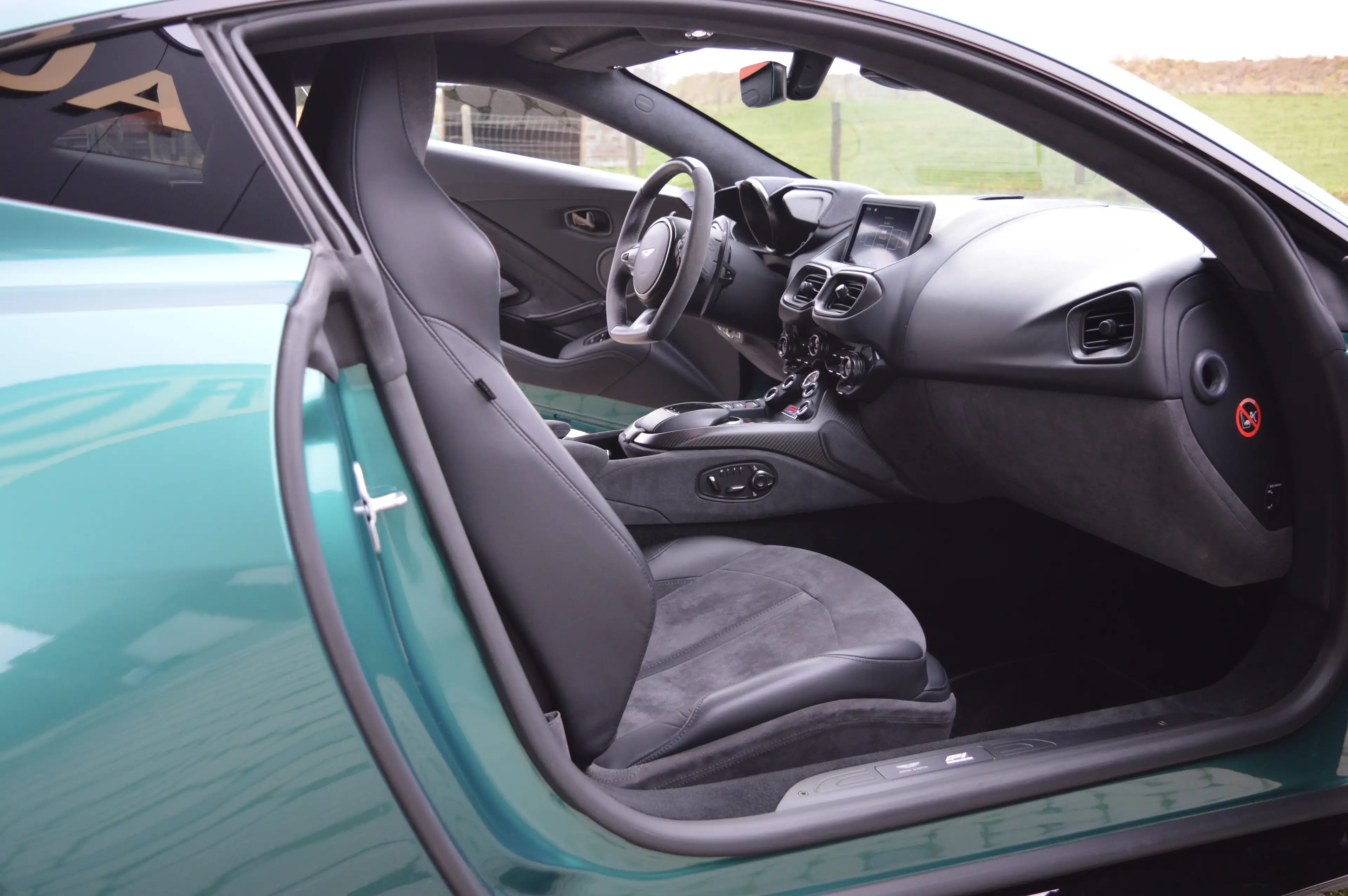 Aston Martin V8 New Vantage coupé F1 edition 22.000 km - Carbon — photo 11