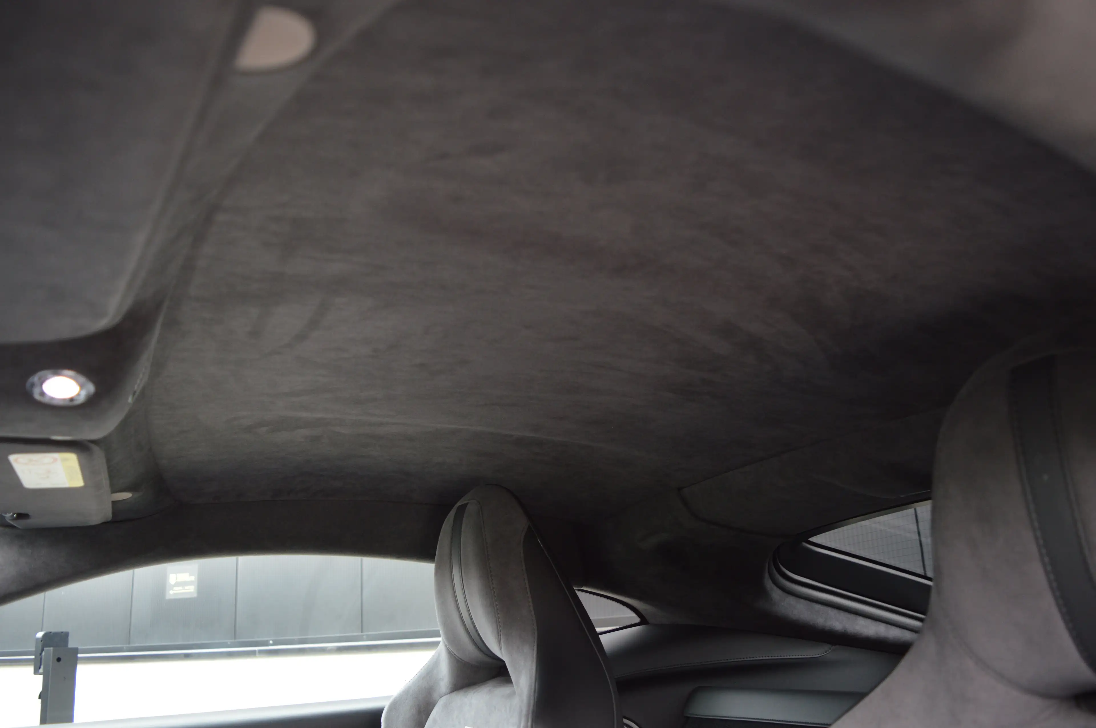 Aston Martin V8 New Vantage coupé F1 edition 22.000 km - Carbon — photo 15