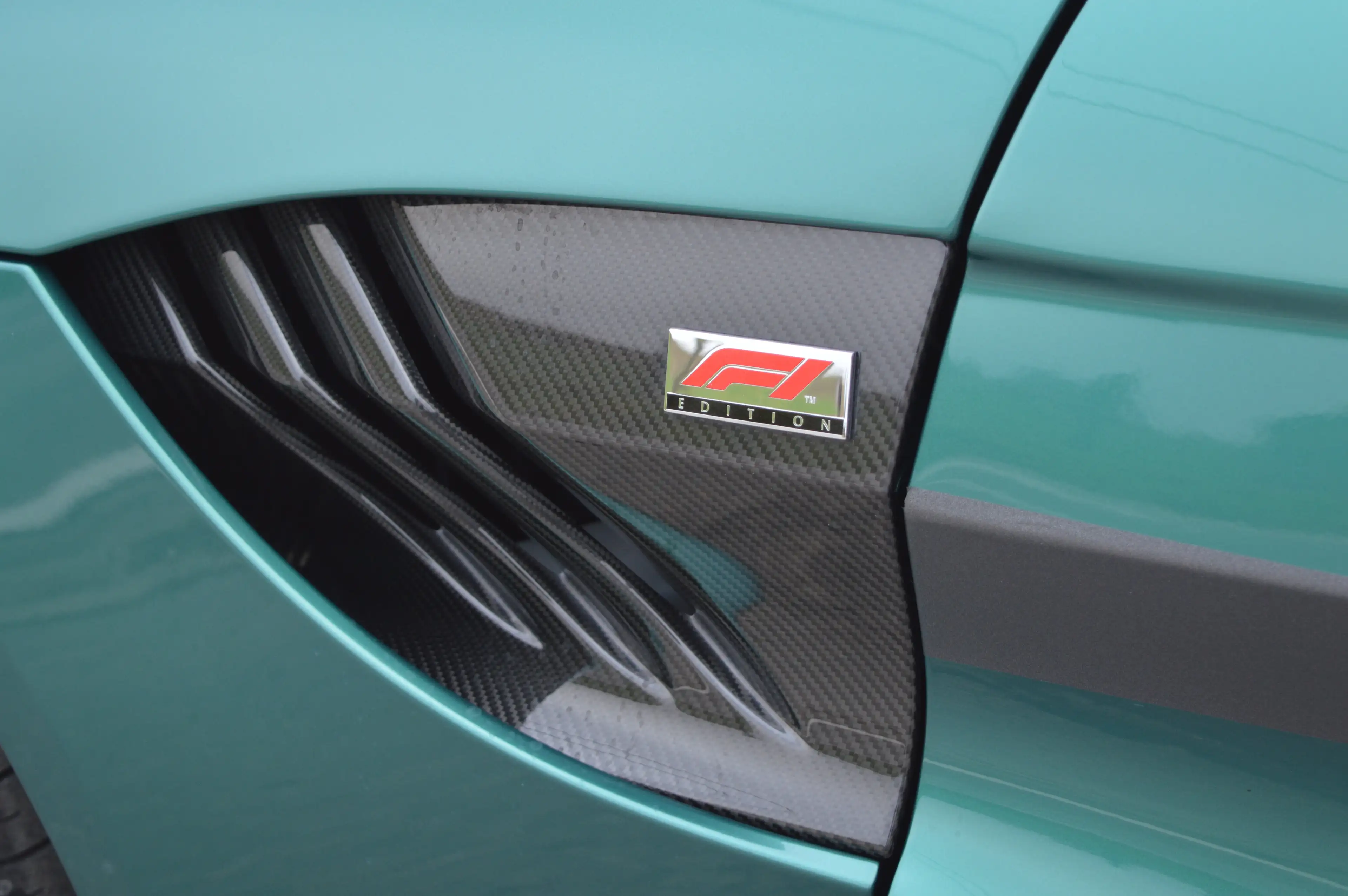 Aston Martin V8 New Vantage coupé F1 edition 22.000 km - Carbon — photo 5