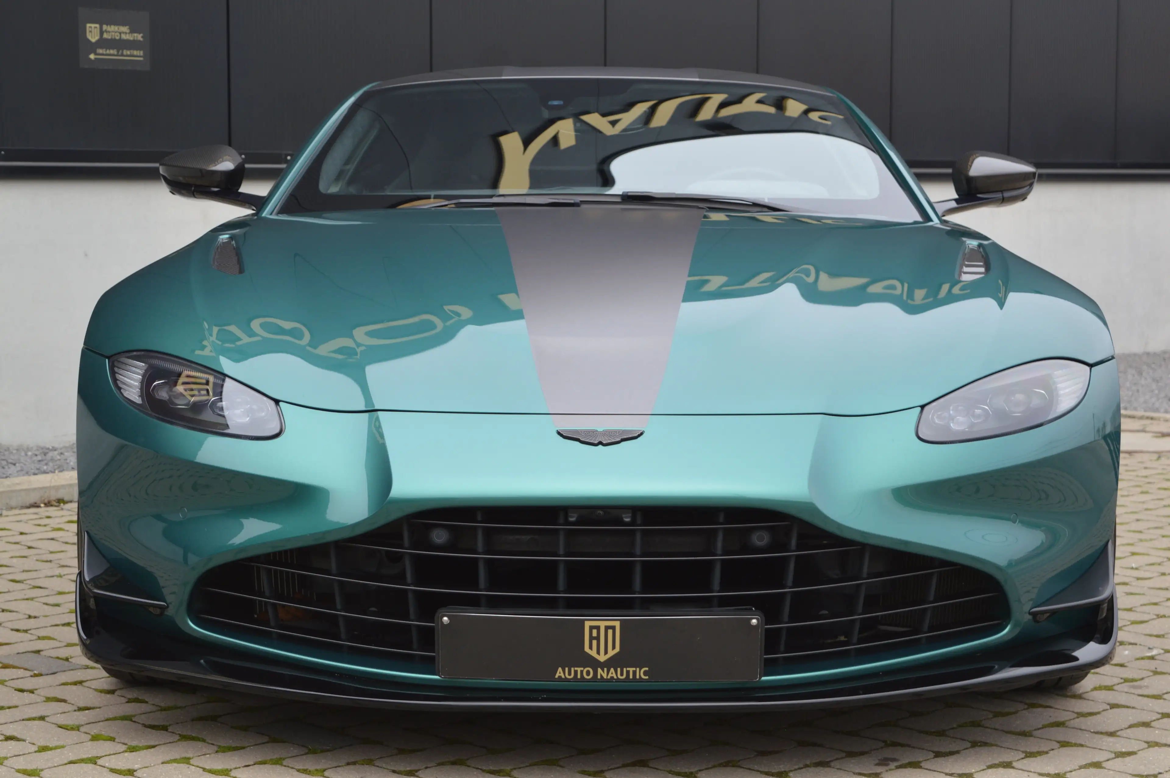 Aston Martin V8 New Vantage coupé F1 edition 22.000 km - Carbon — photo 3