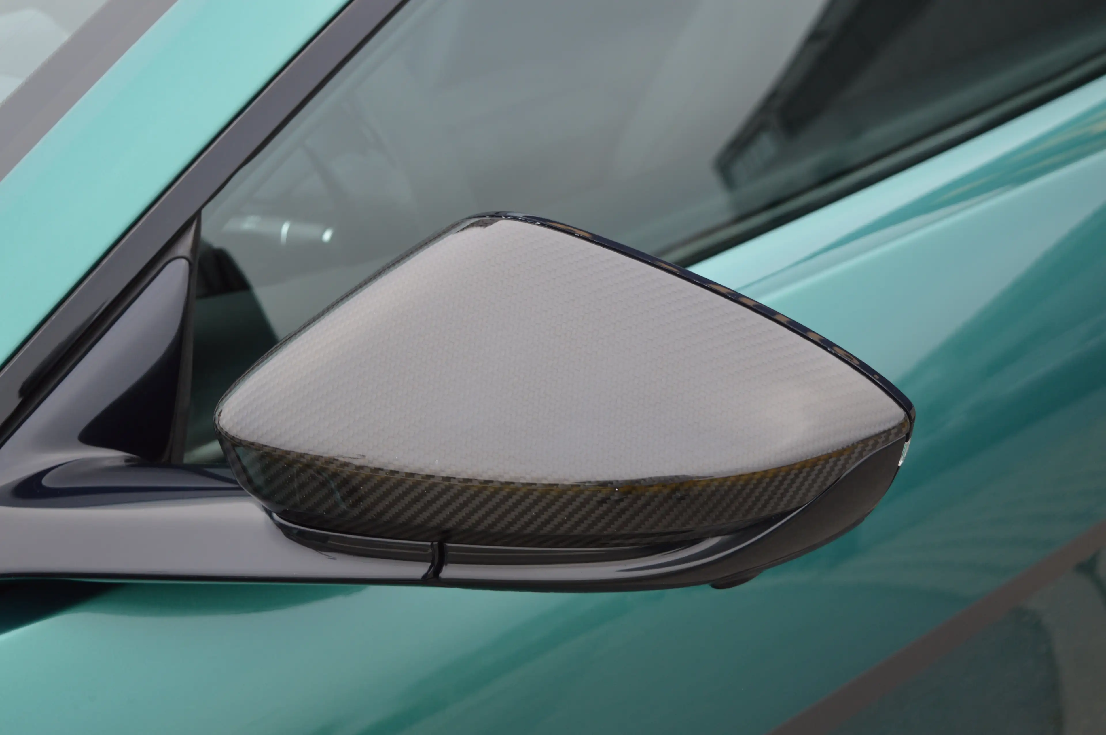 Aston Martin V8 New Vantage coupé F1 edition 22.000 km - Carbon — photo 7