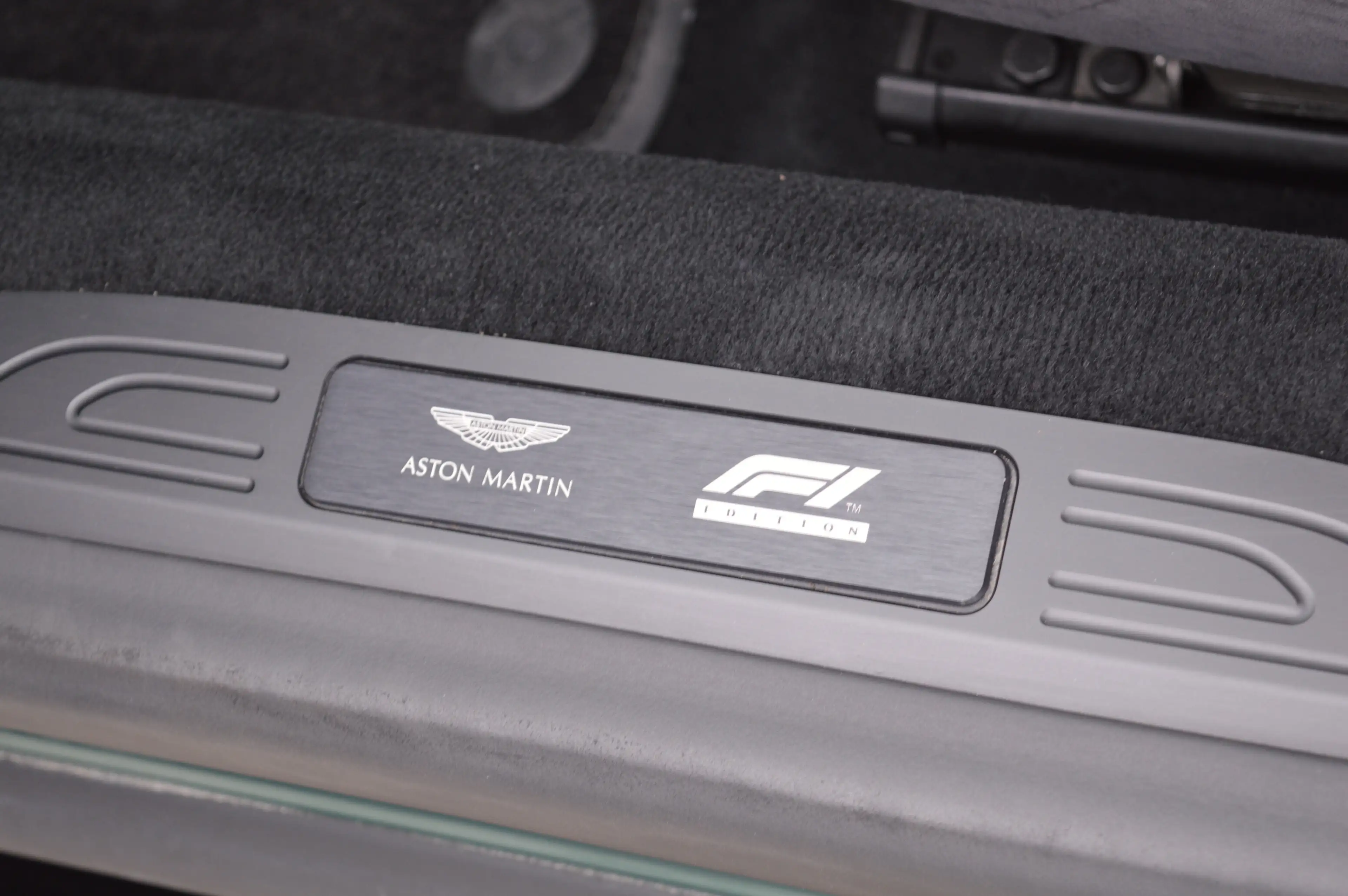 Aston Martin V8 New Vantage coupé F1 edition 22.000 km - Carbon — photo 14