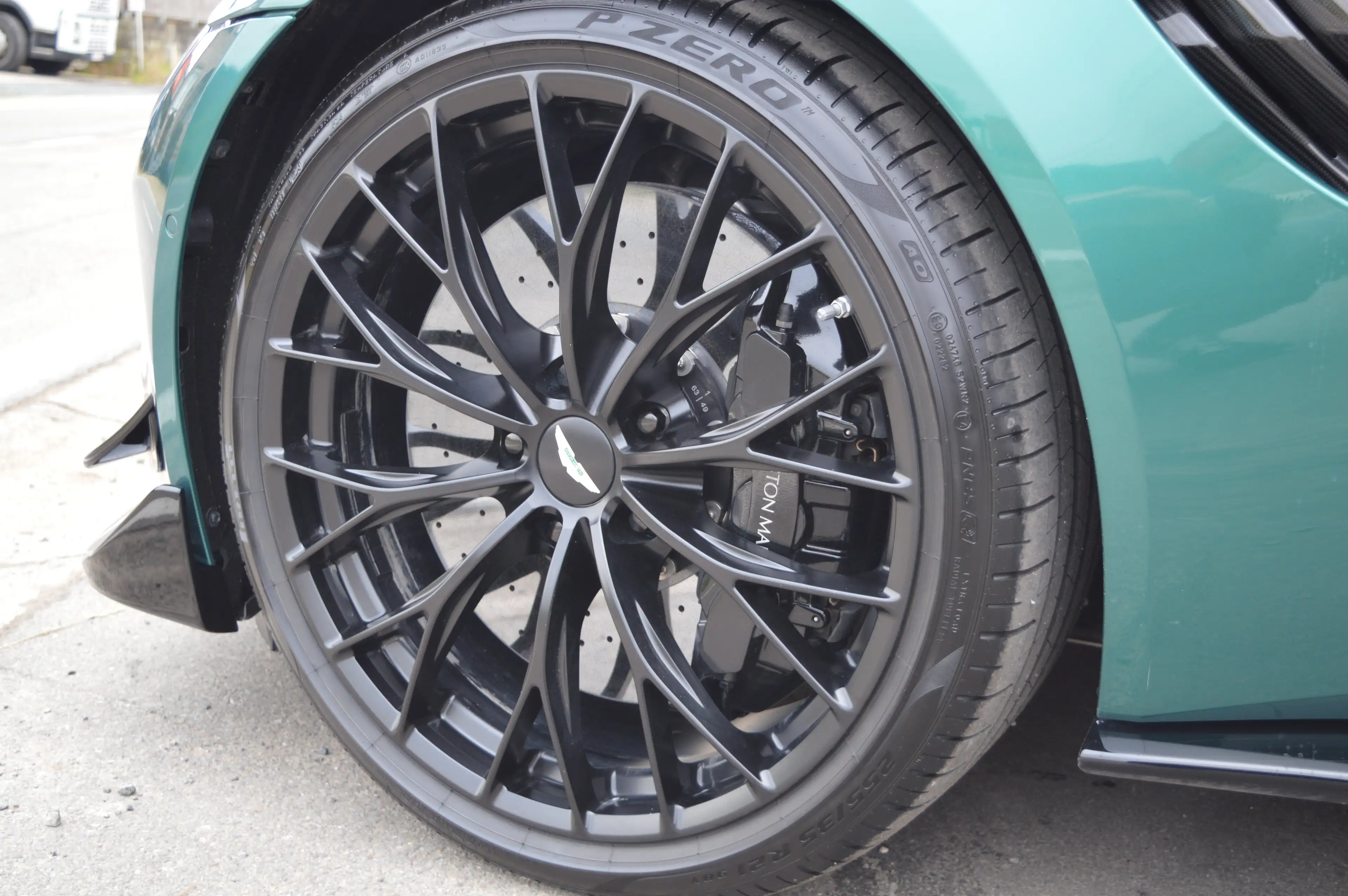 Aston Martin V8 New Vantage coupé F1 edition 22.000 km - Carbon — photo 6