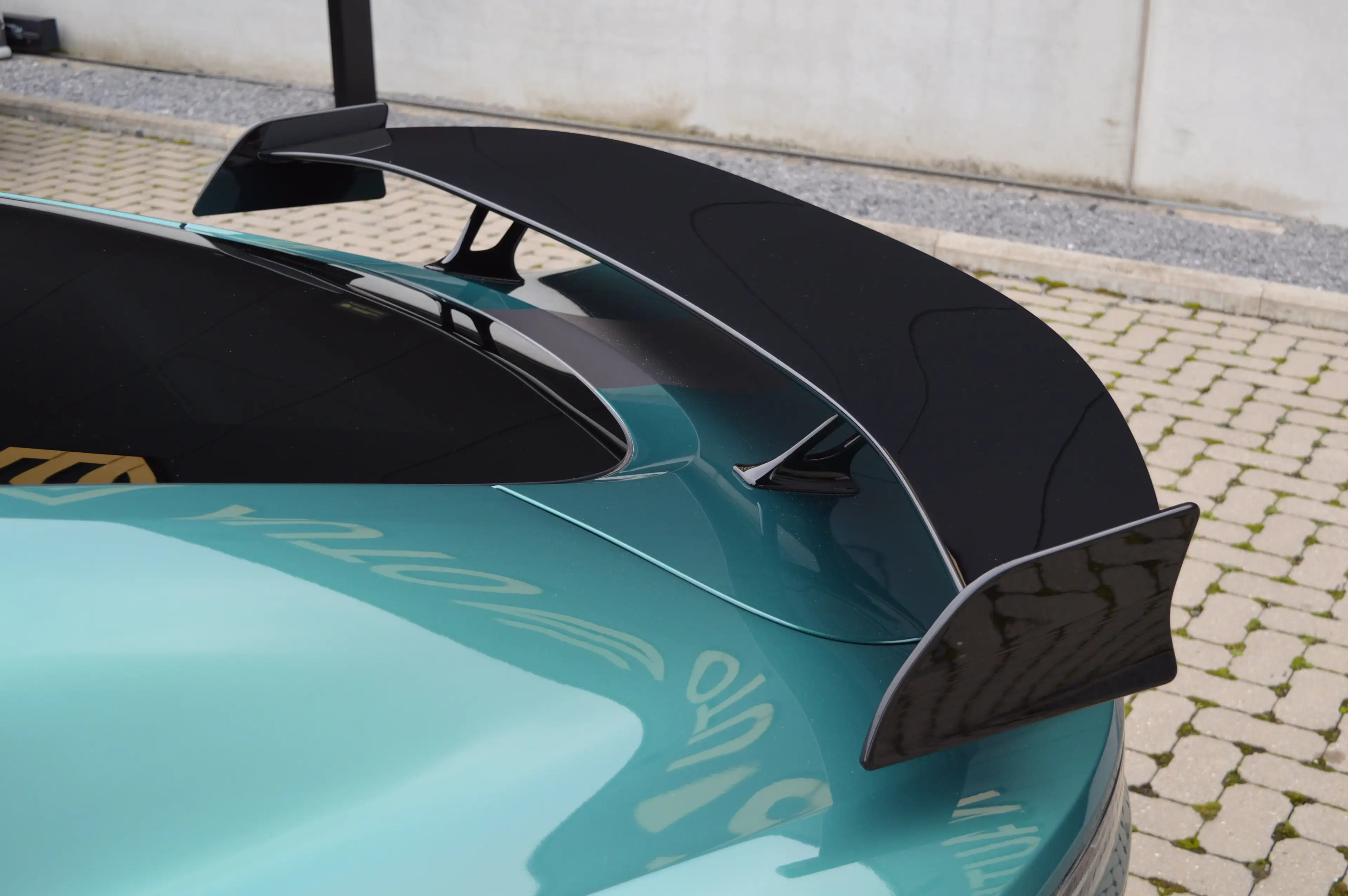 Aston Martin V8 New Vantage coupé F1 edition 22.000 km - Carbon — photo 9